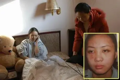 2003 年,张国立的儿子张默,在中戏门口殴打女友童瑶,18 岁的童谣被打