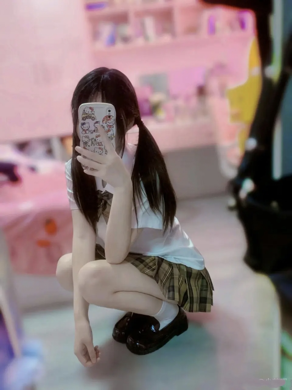 她在跪在地上拍照耶!我也好想学啊～她一定是一个很有创意的人