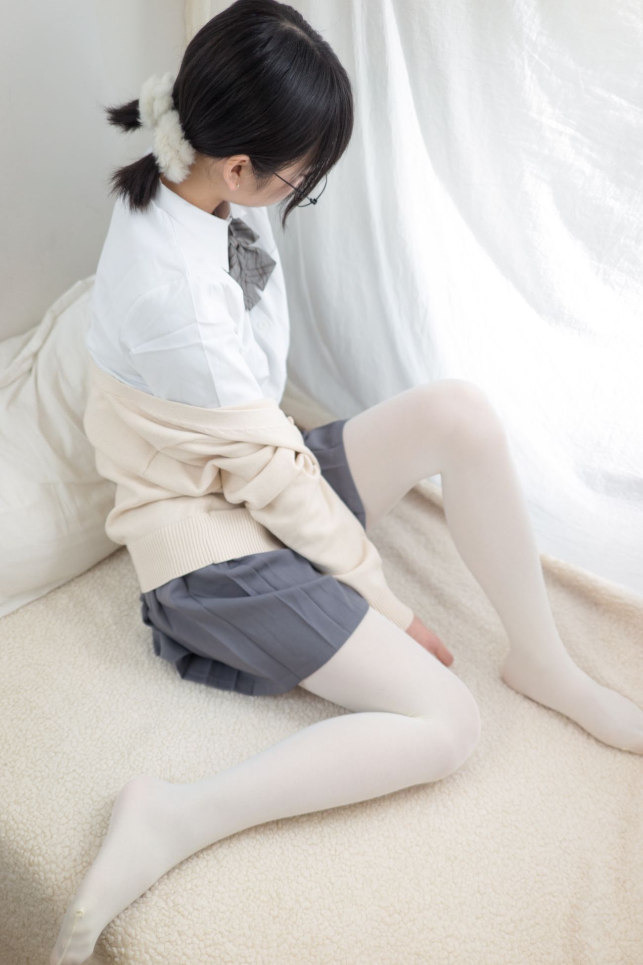 短裙下还穿着白色的丝袜,显得腿部更加修长