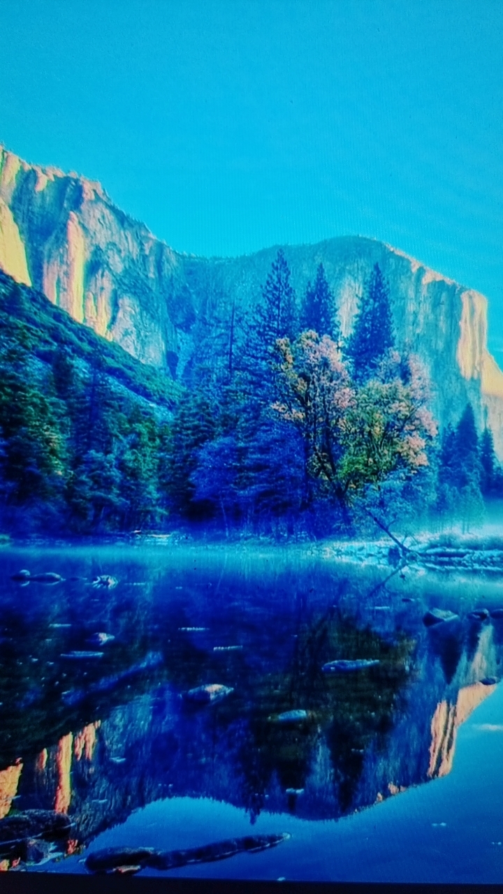 哇,这河水的蓝色美得让人屏息,仿佛置身于仙境之中