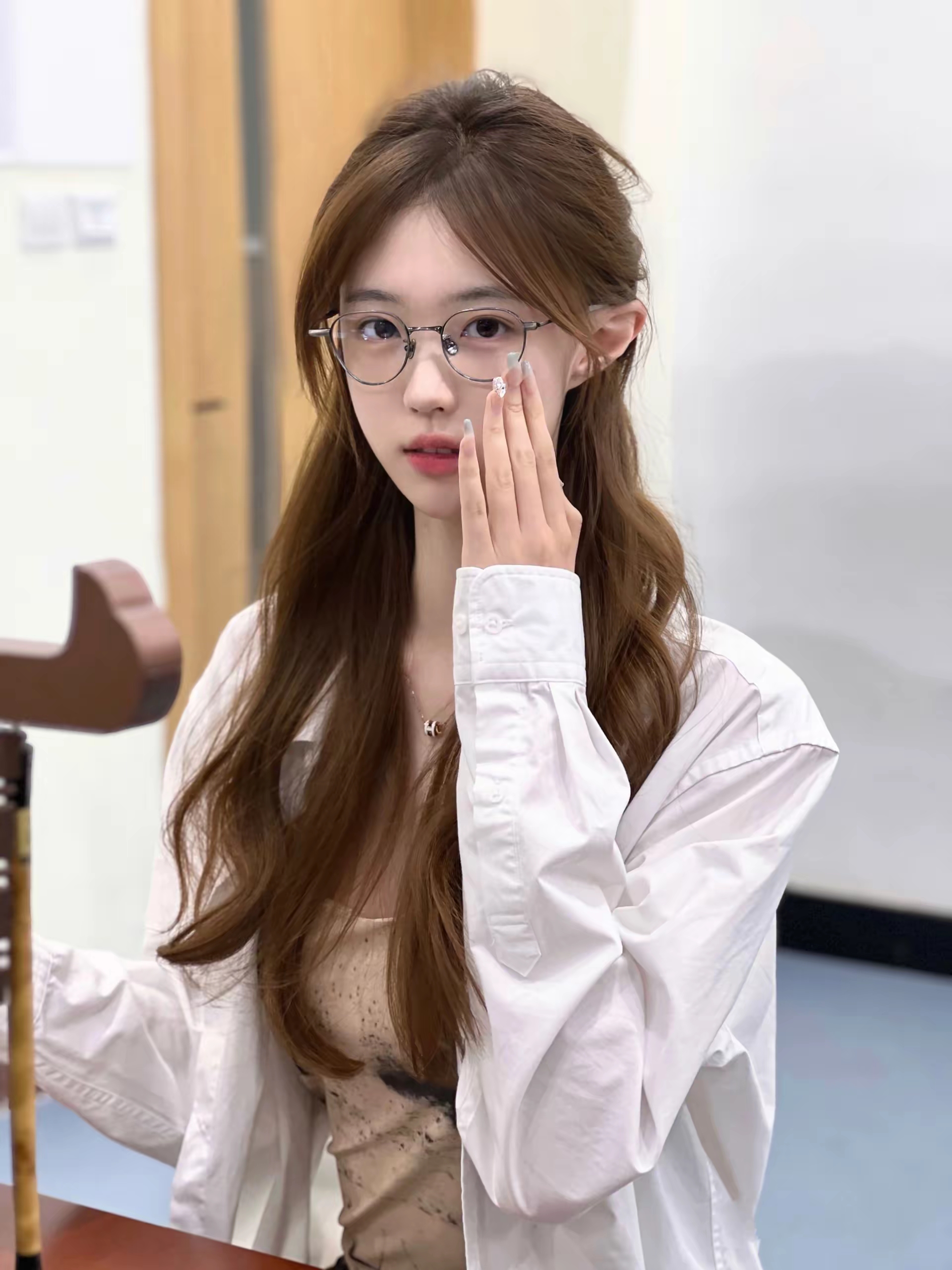 今日份眼镜造型,文艺气息满分#养眼美女# #热点引擎计划