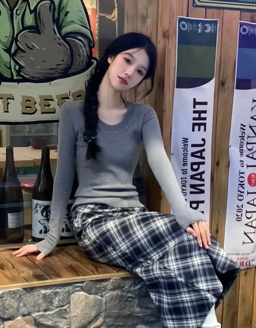 黑色长发扎成马尾,简约耳环点缀,尽显优雅气质#养眼美女# #动态连更