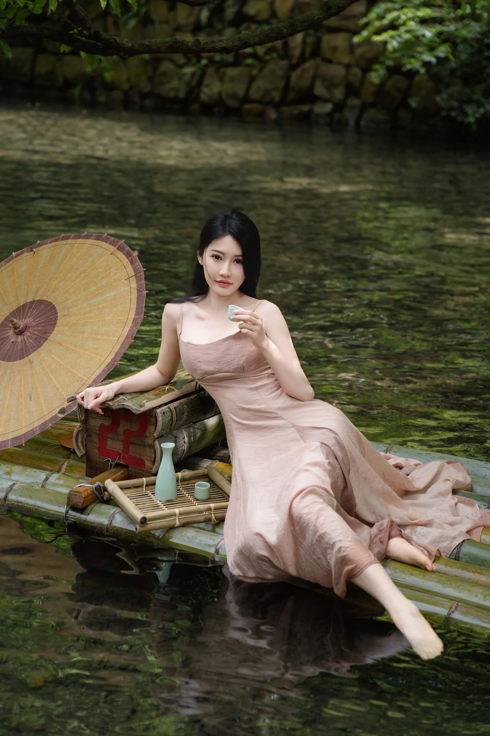 长裙飘飘,轻风拂过#养眼美女# #动态连更挑战