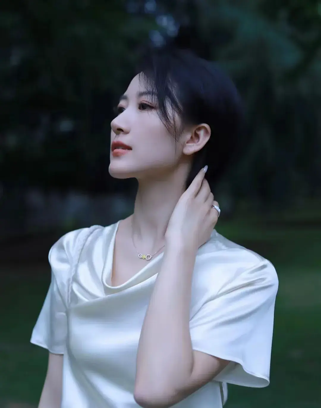 初夏的微风,轻轻吹过,白衬衫的温柔,时光静好.