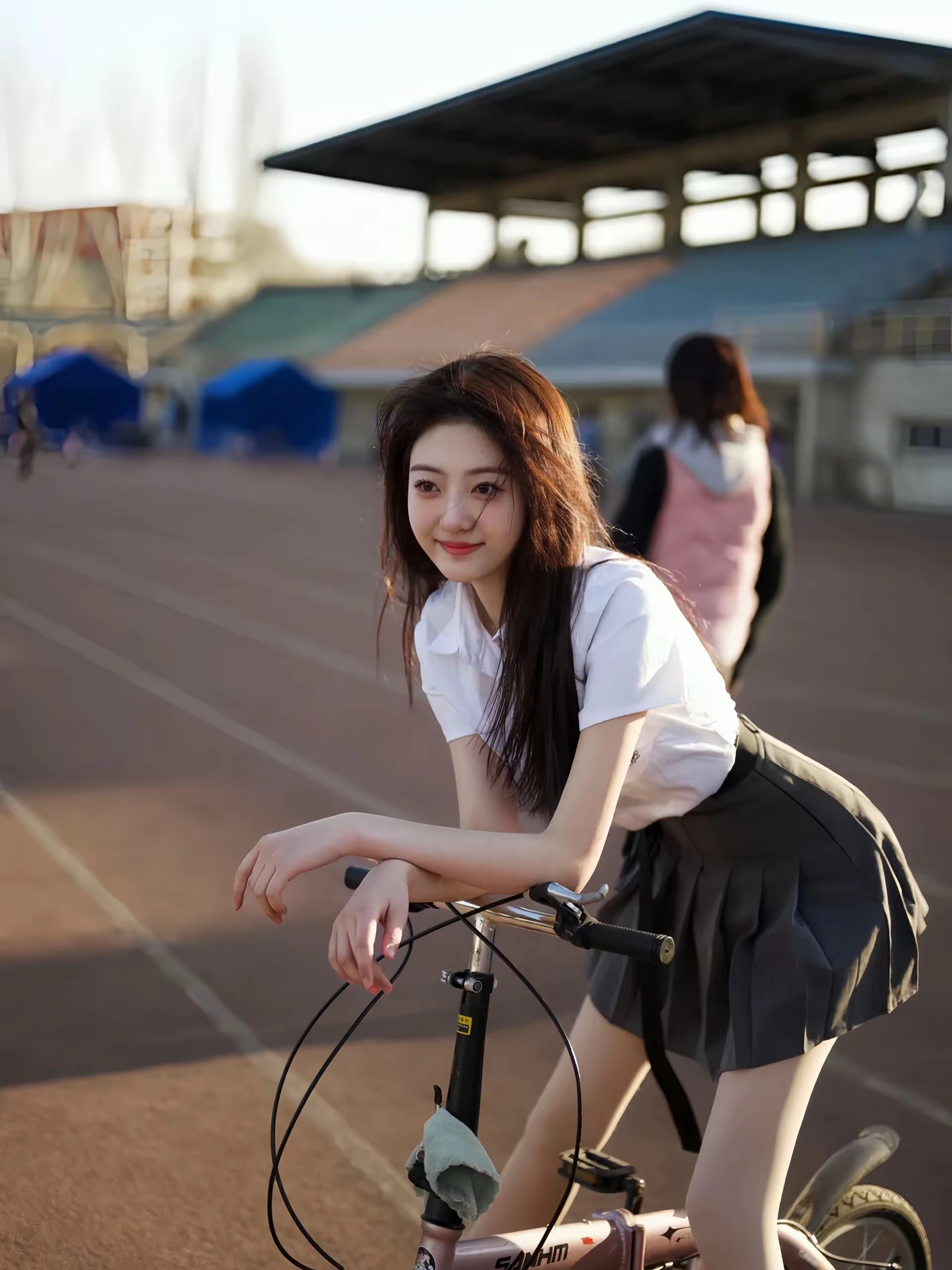 校园单车上的青春,阳光洒落,笑容灿烂#养眼美女# #图文动态同步大赛