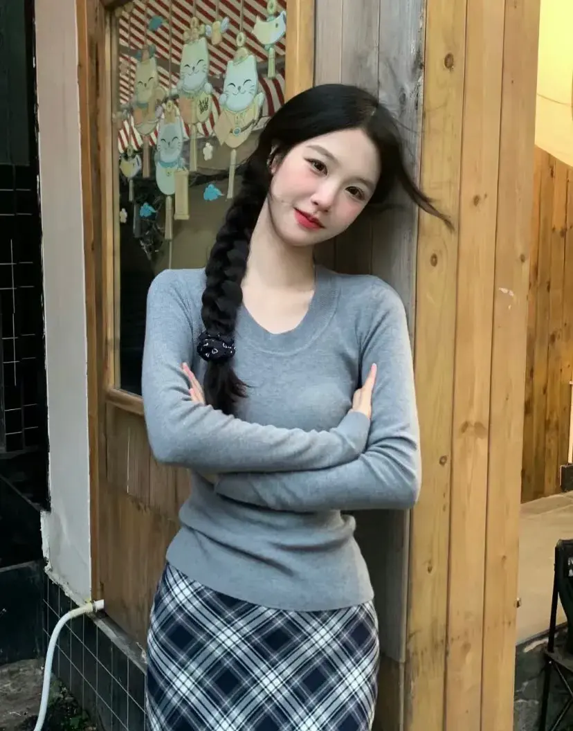 黑色长发扎成马尾,简约耳环点缀,尽显优雅气质#养眼美女# #动态连更