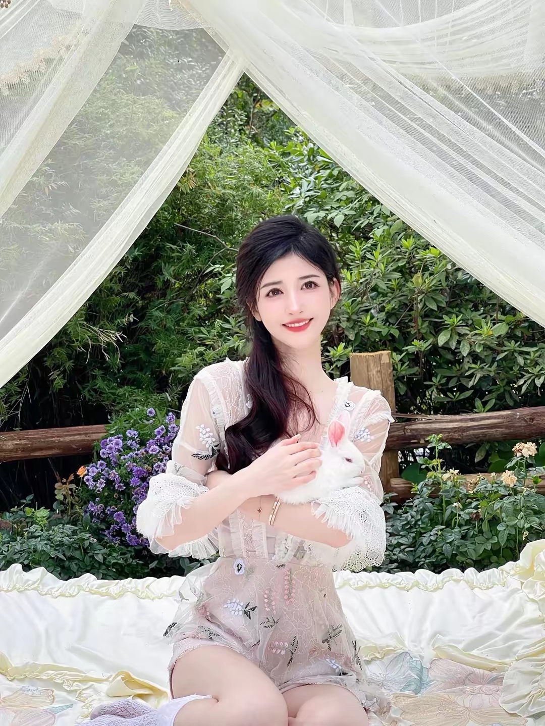 的白色兔子,那画面仿佛是从童话中走出来的一般,纯真而美好#养眼美女