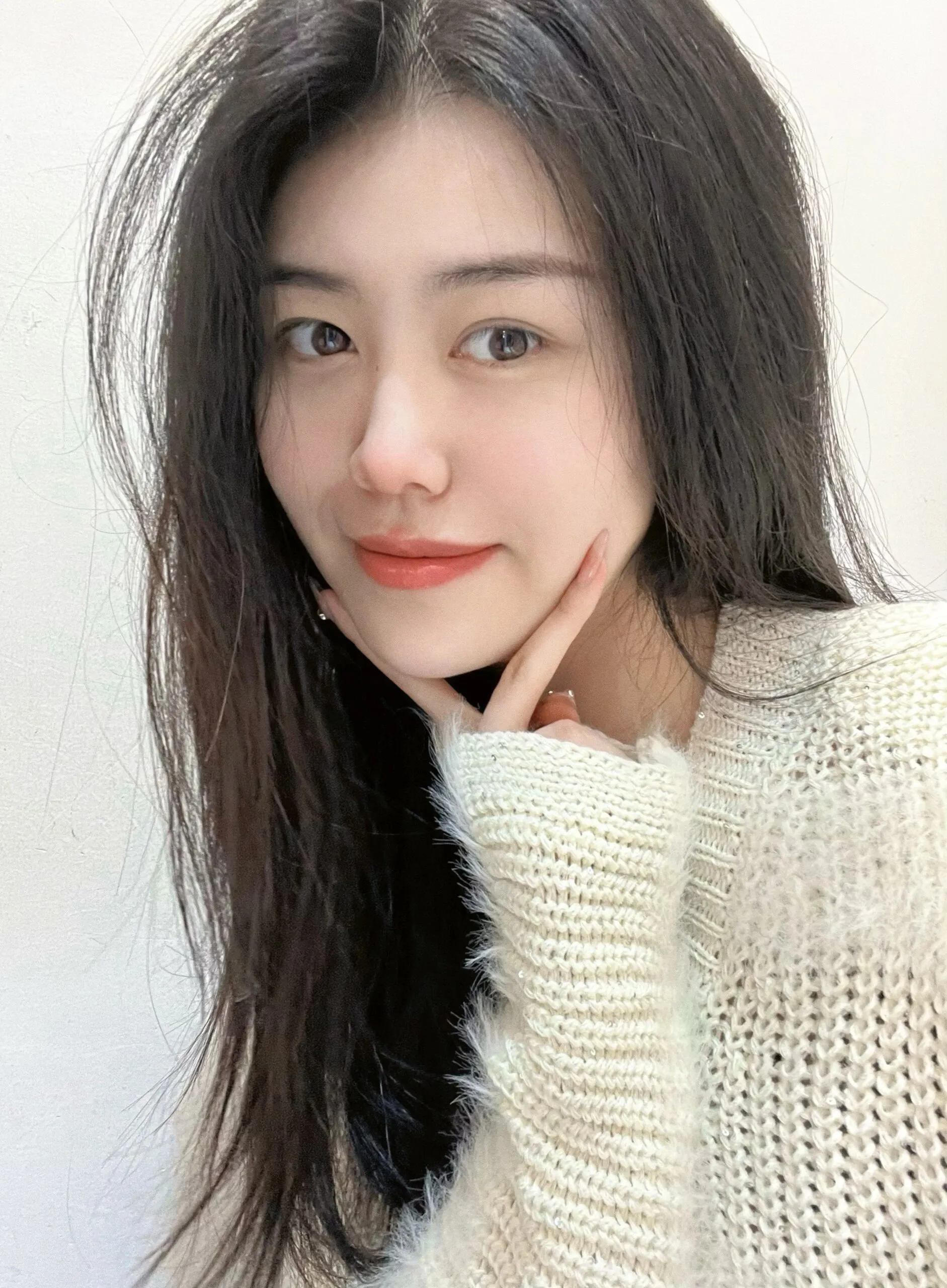 一双明亮的大眼睛,透露出无限的魅力与深情,黑色的长发如瀑布般垂落