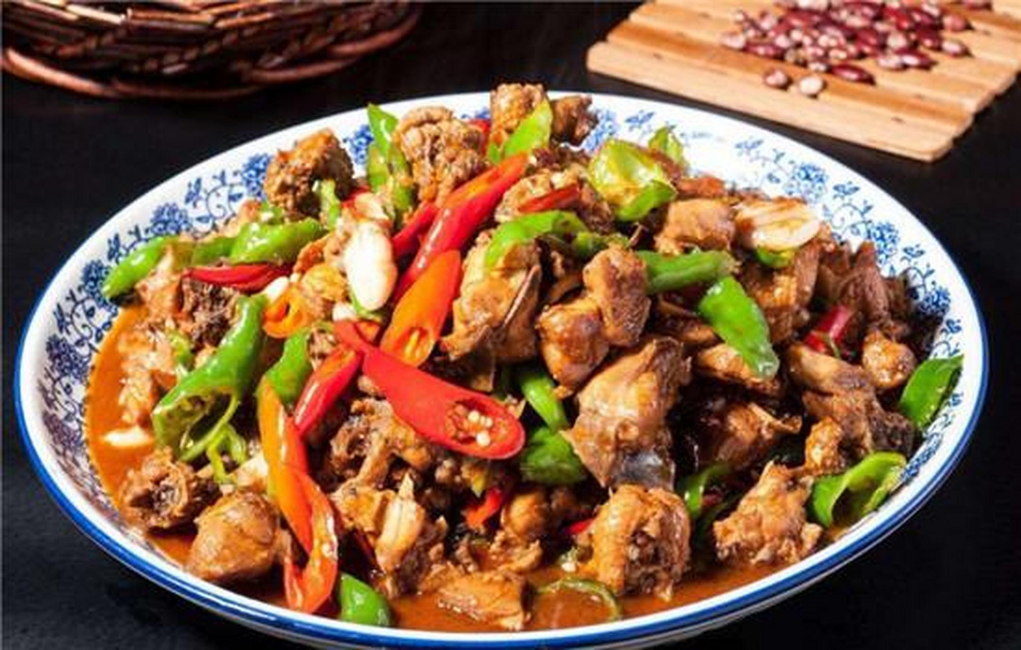 对于莱芜来说,家乡味莫过于炒鸡了,正宗鲁菜之莱芜炒鸡,与莱芜相邻的