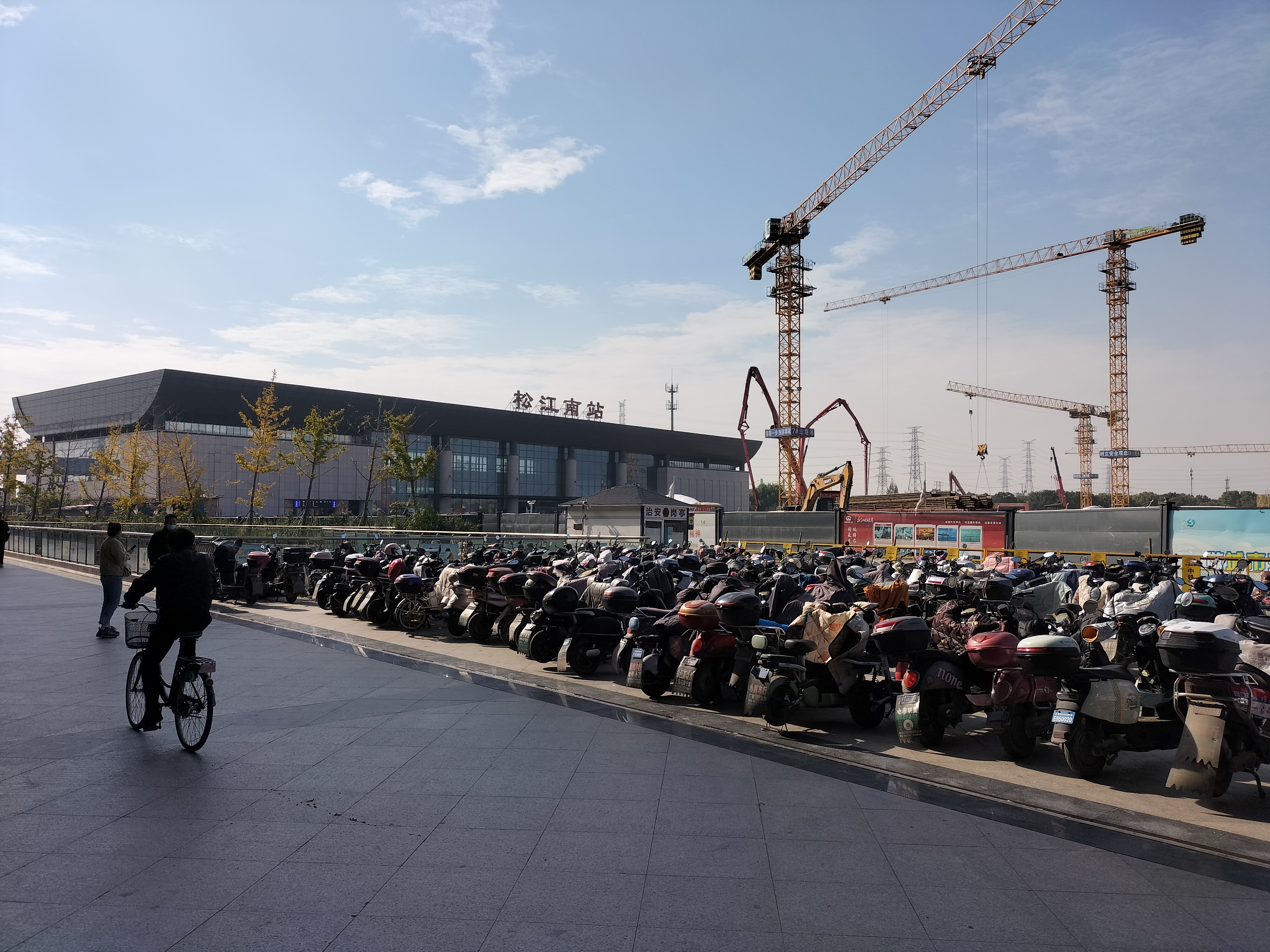 走访松南城房产中介 闲来无事,到松江南部的松南城逛一逛,与中介聊一