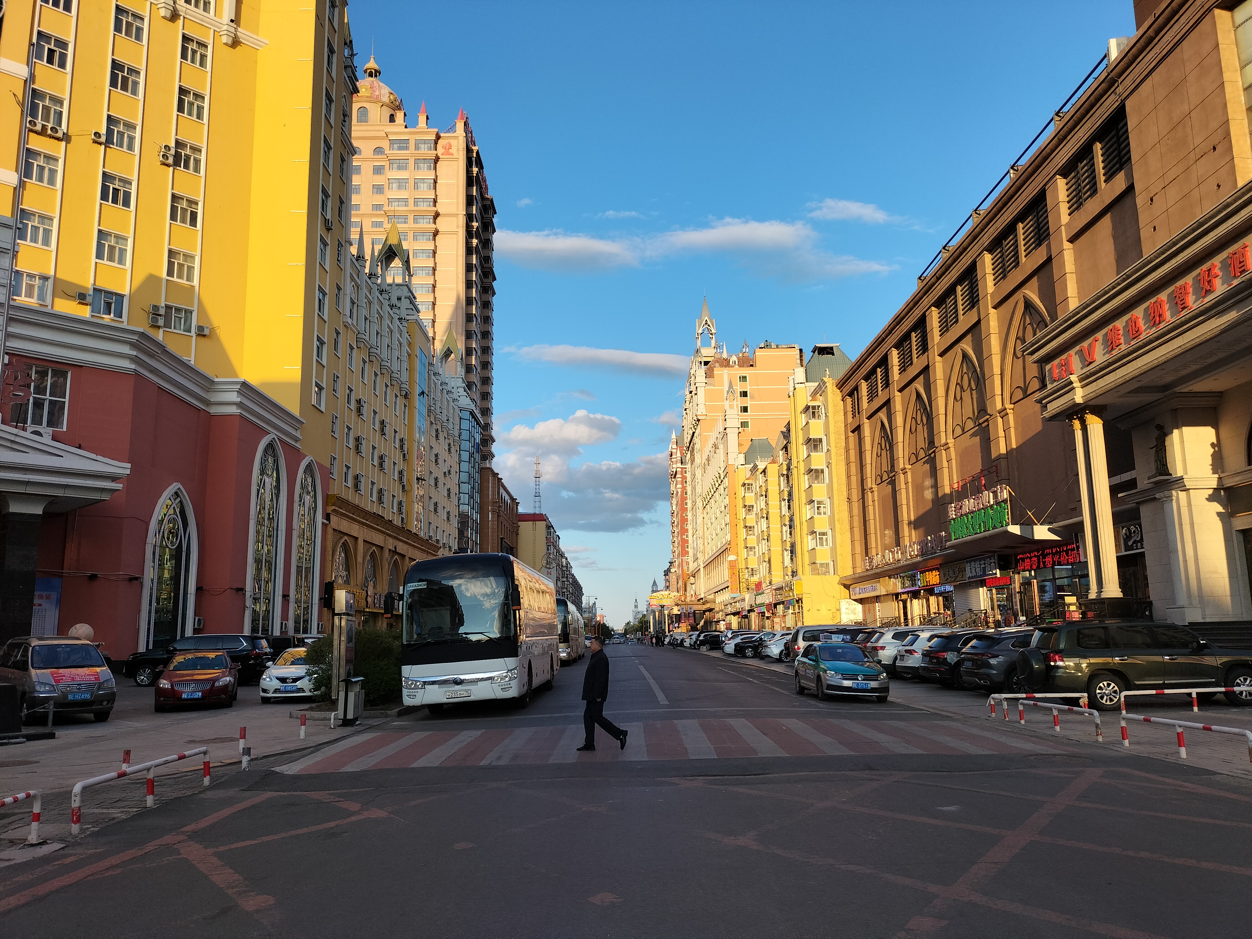 满洲里的美丽景色 满洲里属于呼伦贝尔市代管的县级市,位于内蒙古的