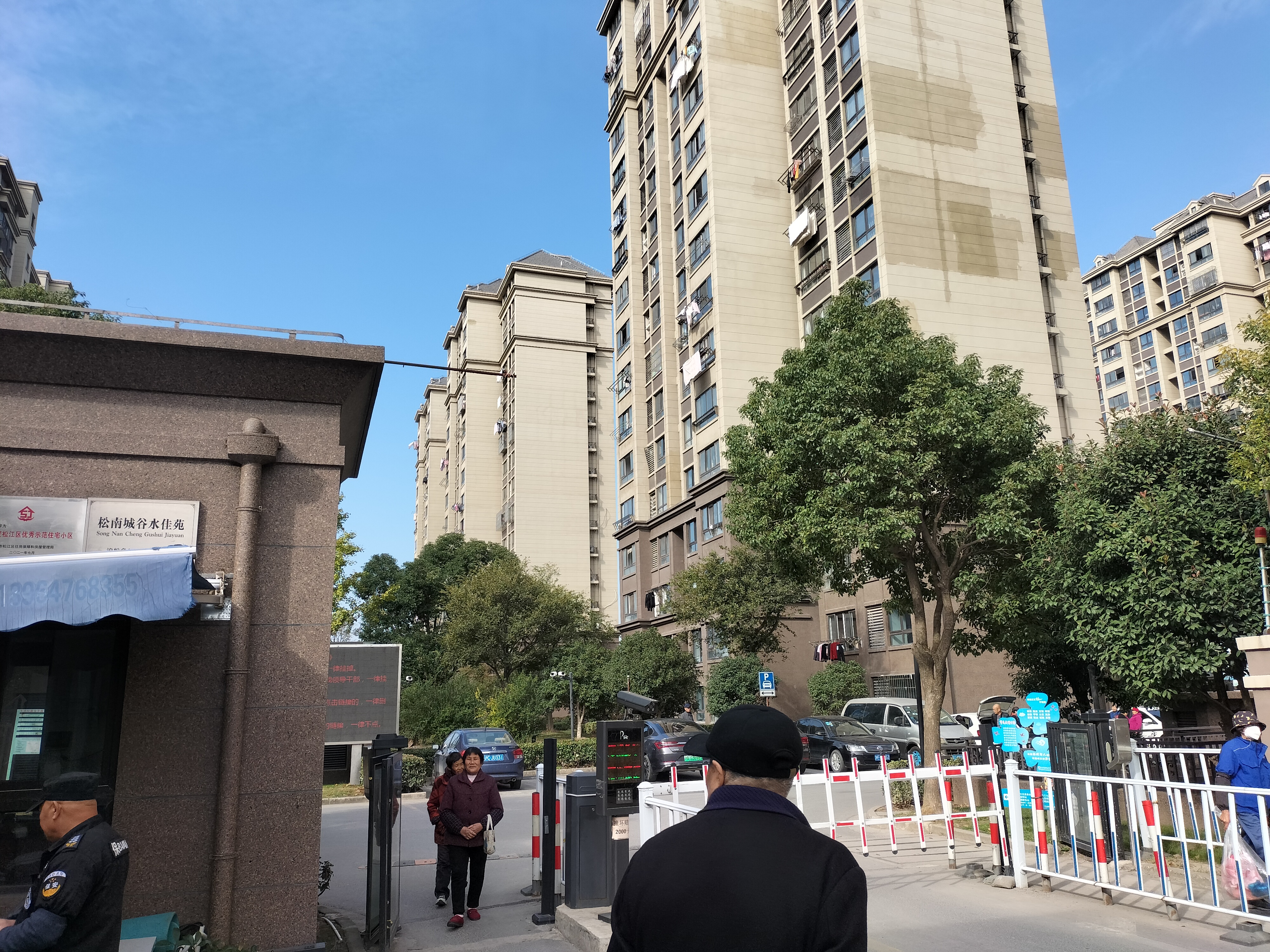 走访松南城房产中介 闲来无事,到松江南部的松南城逛一逛,与中介聊一