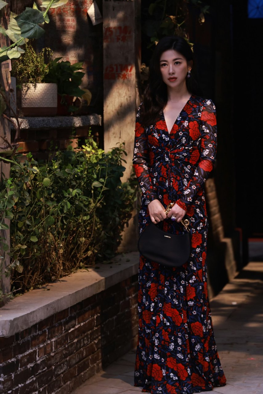 朱珠就是此风格,五官并不是很出众,但组合在一起就有一种摄人心魄的