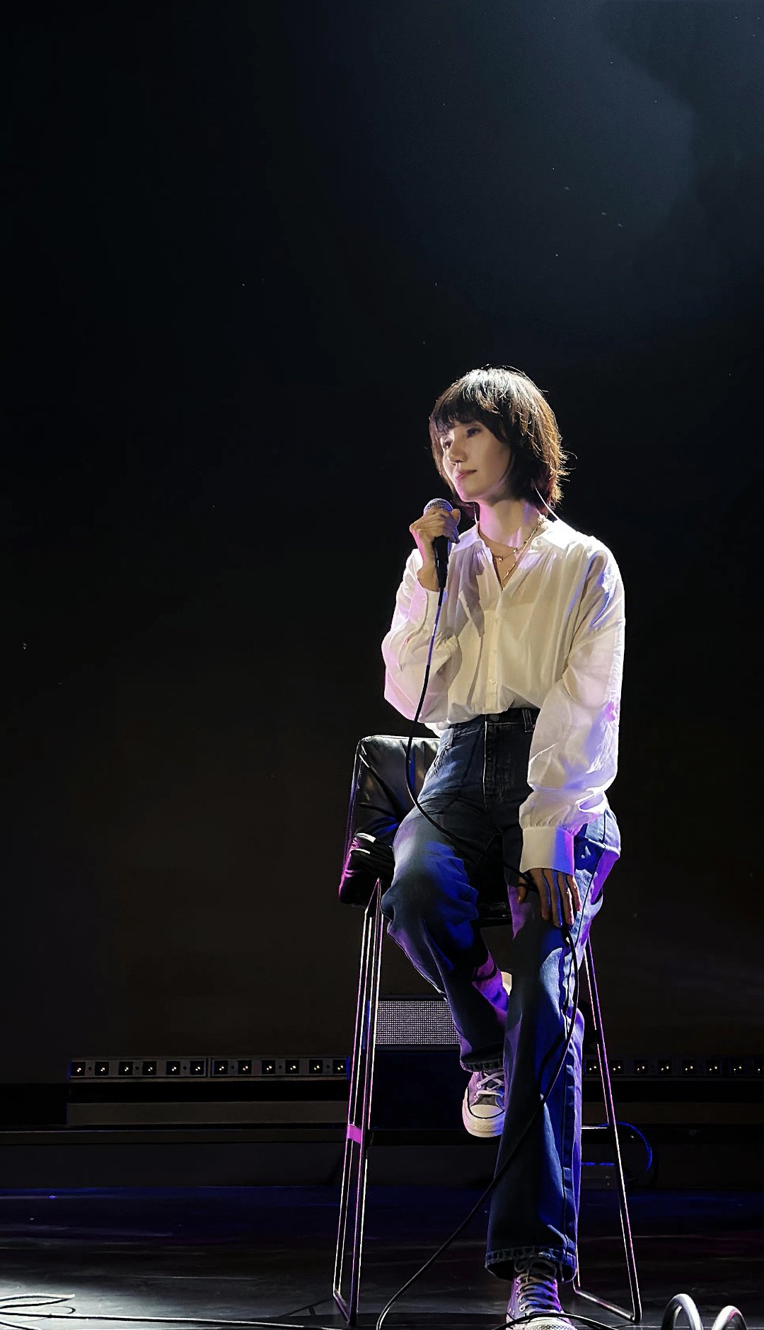 袁泉全国巡演南京穿搭,白衬衫搭配牛仔裤帆布鞋,简简单单就美的惊艳!