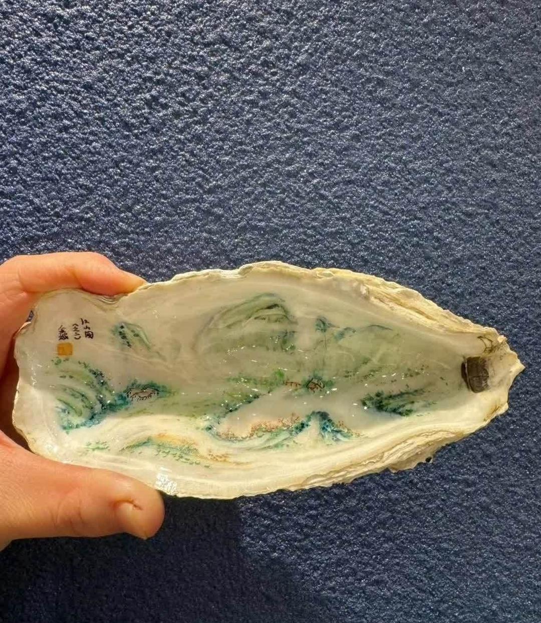 哇,这件生蚝壳艺术品简直炫酷至极!它犹如大海深处的神秘宝藏.