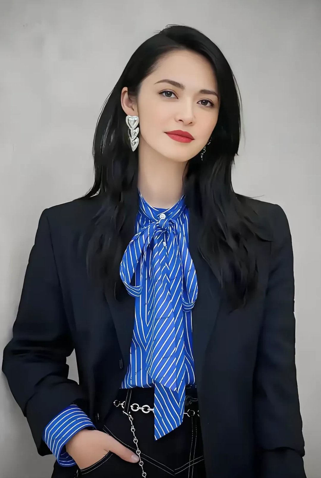 姚晨小时候因为嘴巴大被同学嘲笑还被叫做老猫当时她挺烦恼甚至
