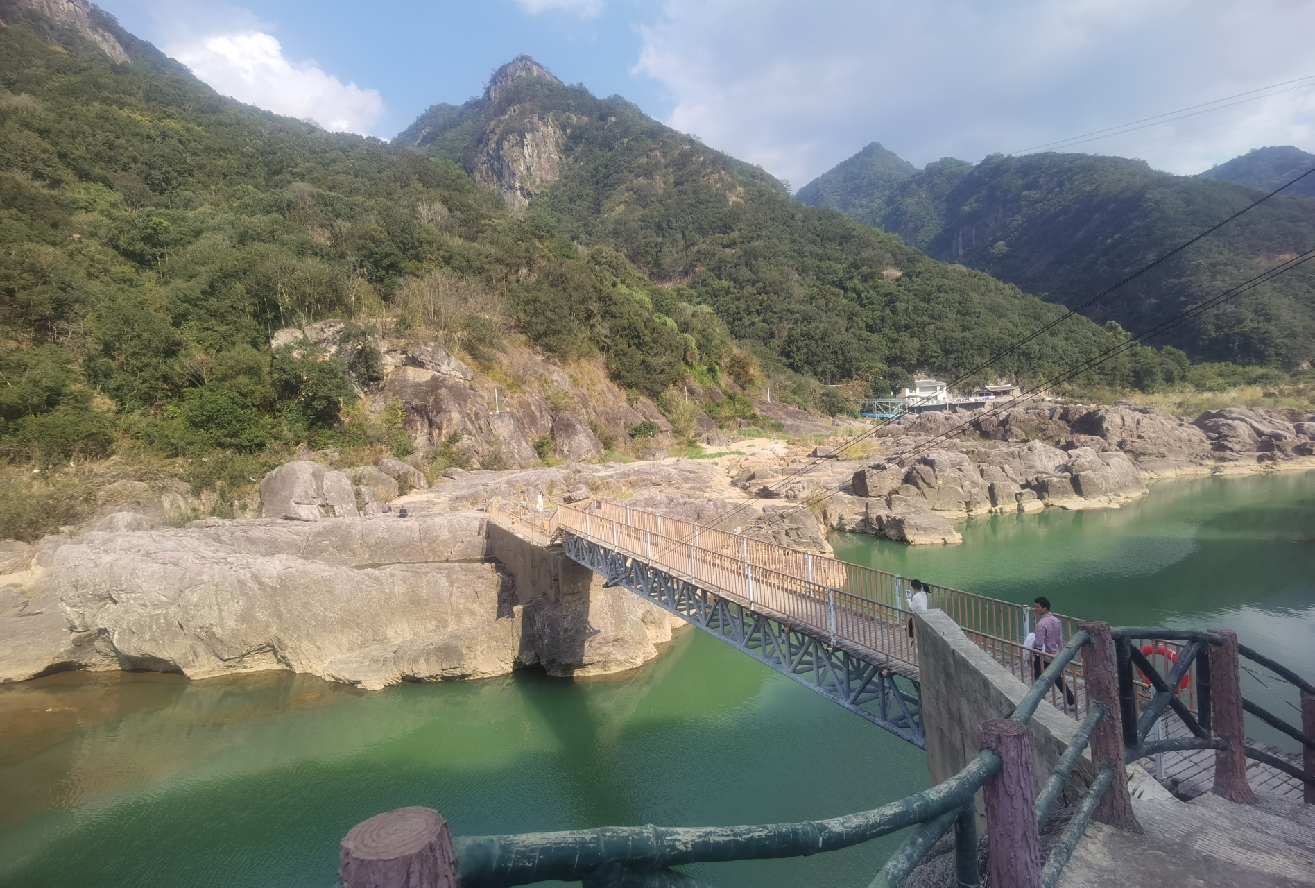 福州市永泰县梧桐镇大渭口往前约一公里的百漈沟,此为中国四a级风景区