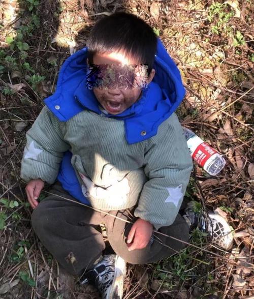 社区轶闻  八月一日下午15:00许,女士冰带着儿子在