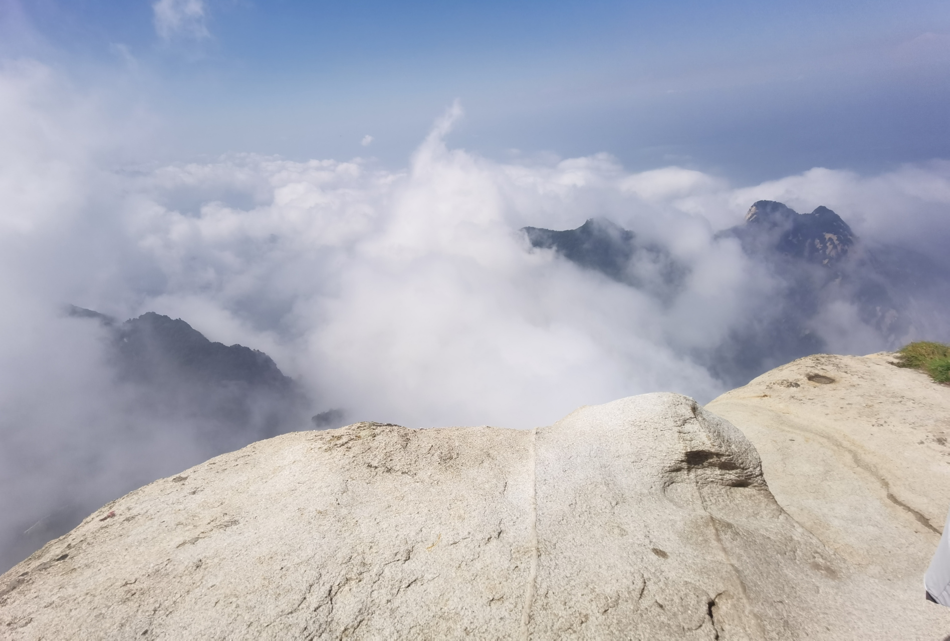 华山云雾  华山险,东西南北峰竞峭 华山陡,峰峰壁立鸟难栖 华山奇,峰