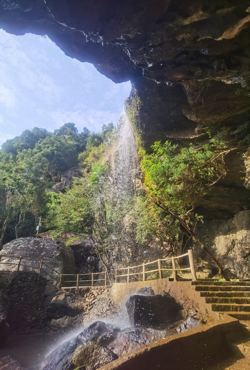 福州市永泰县梧桐镇大渭口往前约一公里的百漈沟,此为中国四a级风景区