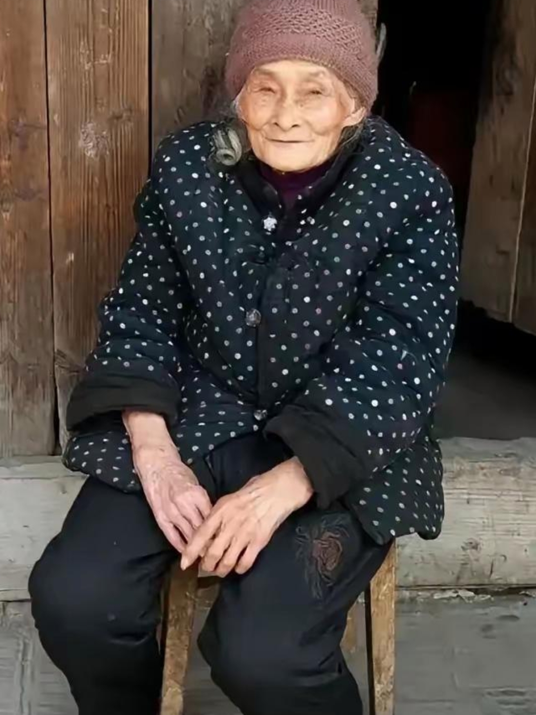 在我们村,有一位老太太,得了胃癌,医生说活不过一两年,为了不拖累子女