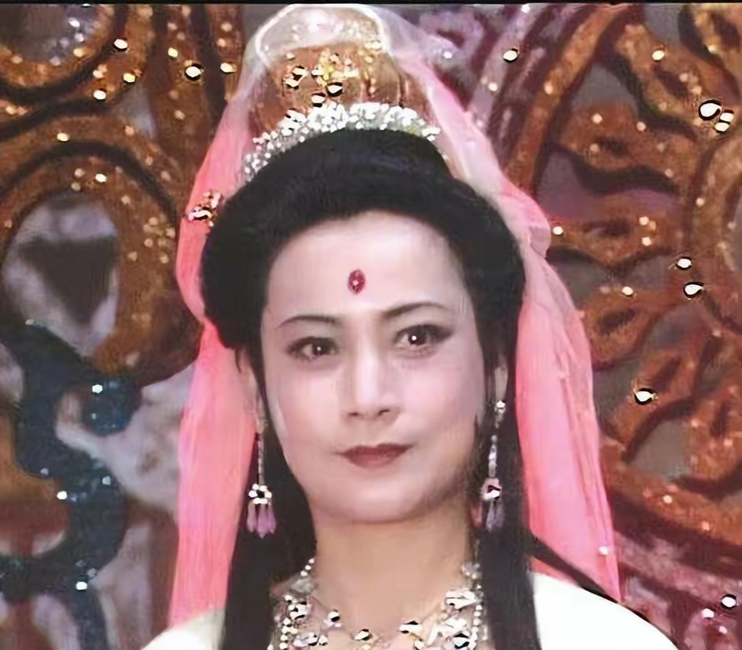 杨洁导演被央视委任为《西游记》总导演,左大玢也在剧中扮演观音菩萨