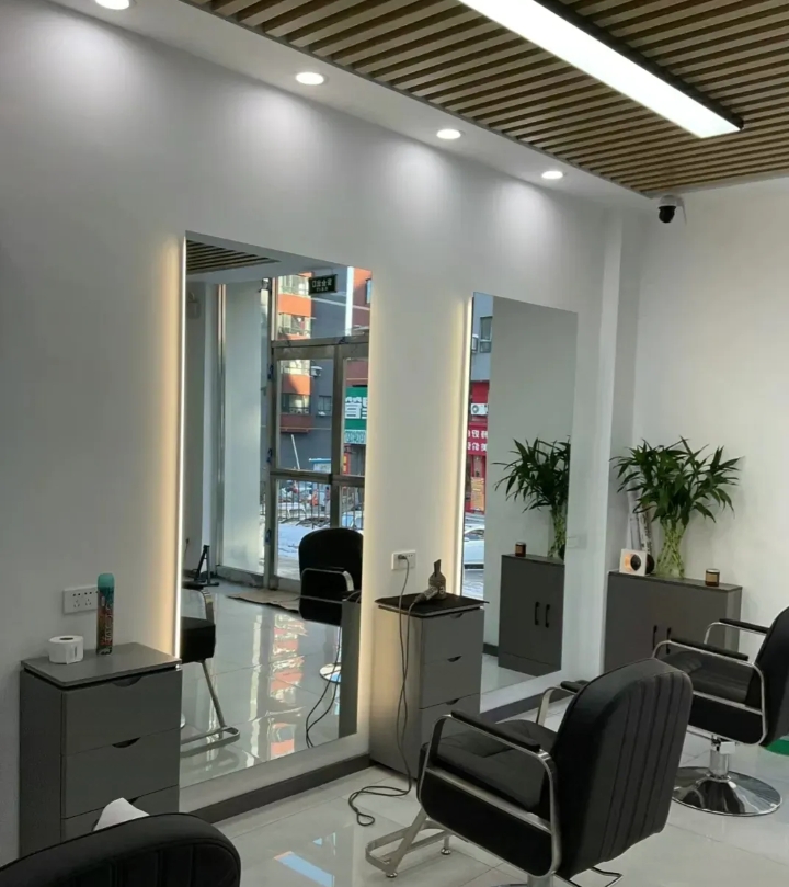 我上个月开了家理发店,昨天有个顾客带小孩子来剪