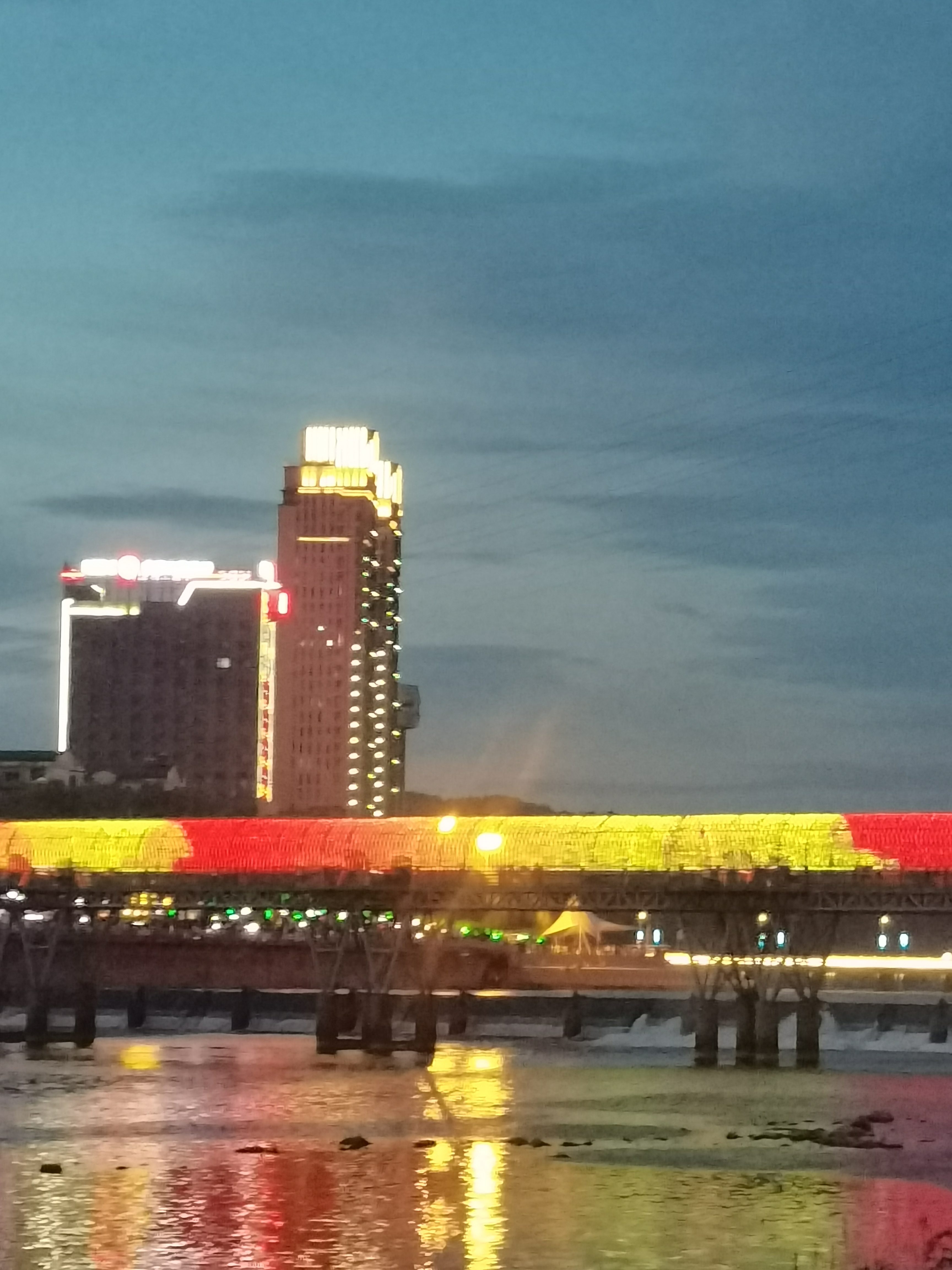 夜景如画,感受都市魅力  夜幕降临,华灯初上,一条河流在灯光下静静