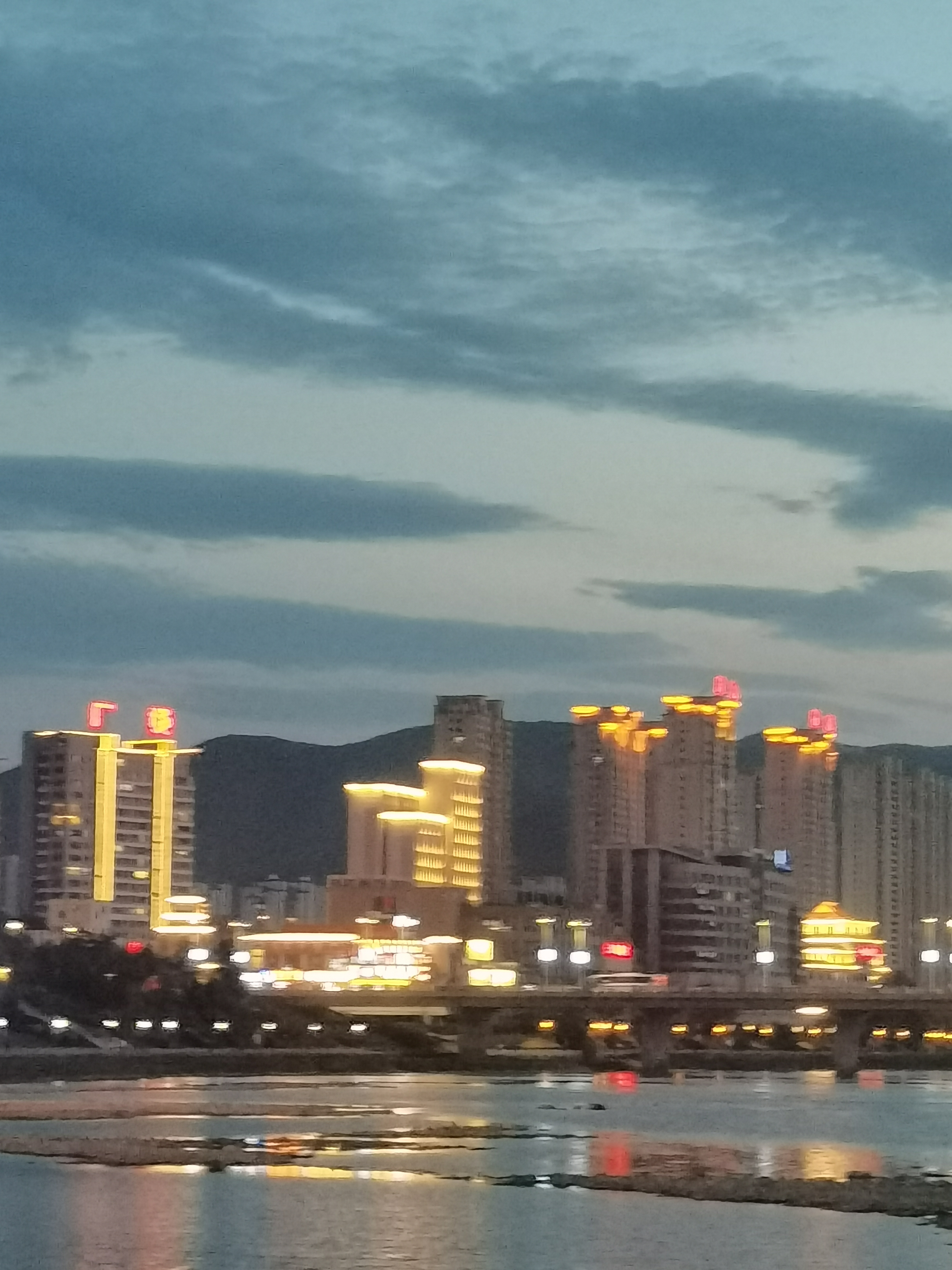 78夜景如画,感受都市魅力78  91夜幕降临,华灯初上,一条河流在