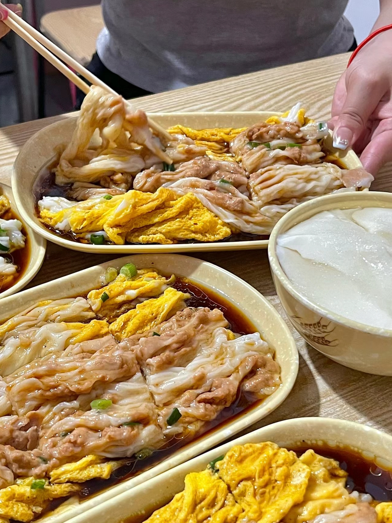 人早餐广东人早餐图片广东吃肠粉图片广东早餐广东四份早餐图片高清