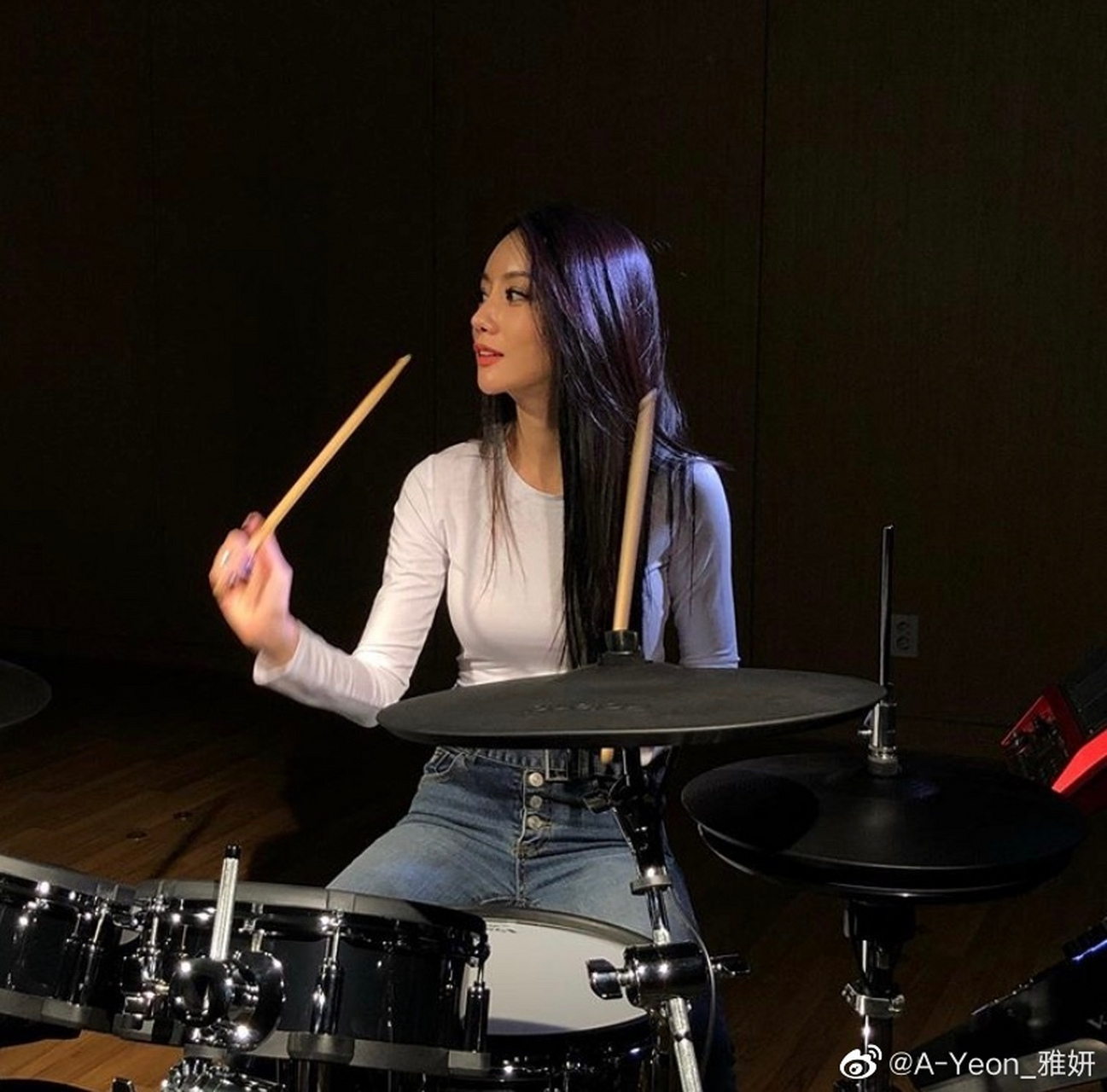 韩国娱乐资讯# 给大家介绍一位韩国最美架子鼓女神雅妍,这位韩国门