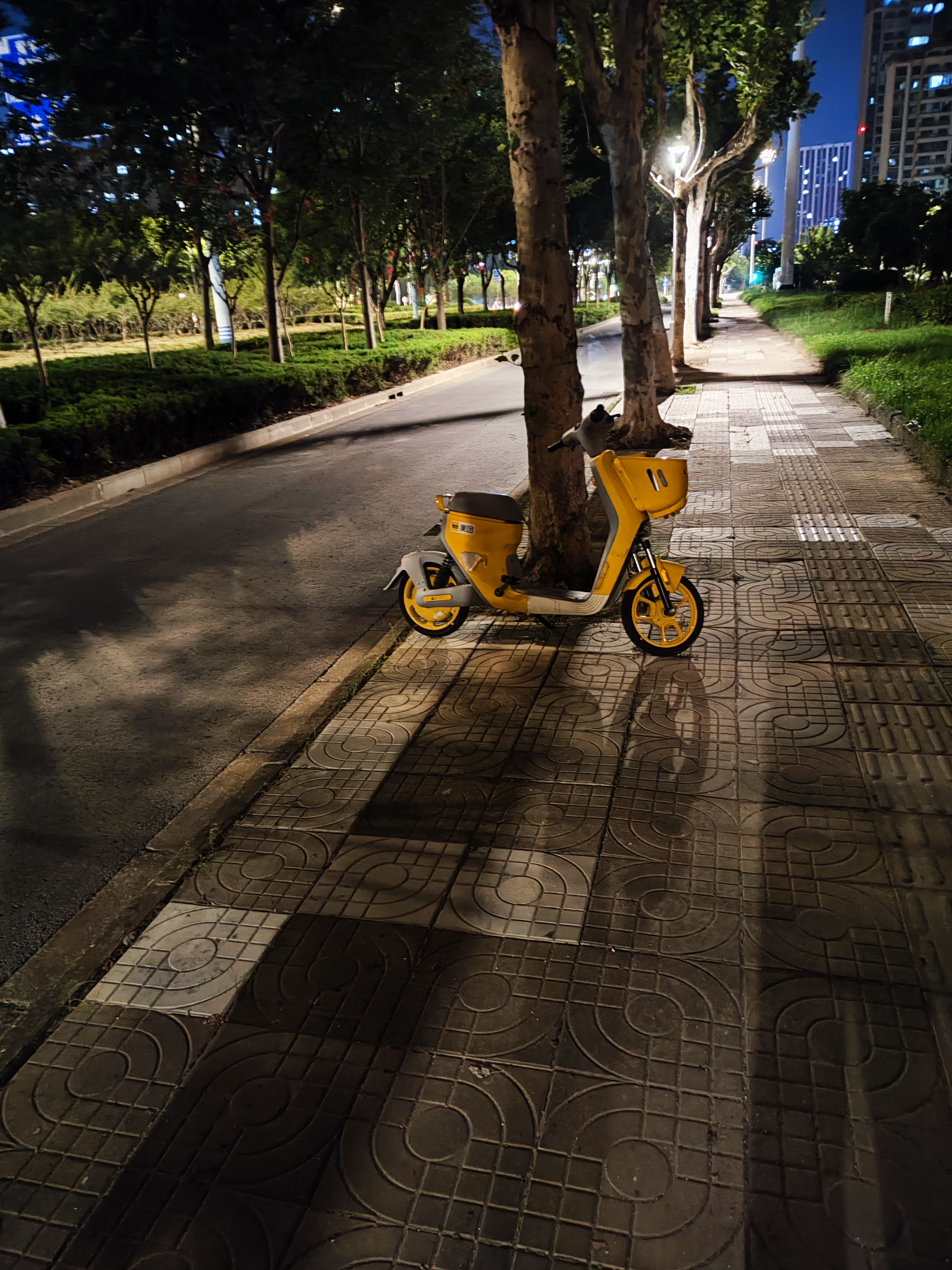 夜晚散步的时候,看到了这样一幕: 一条慢车道上,停着一辆美团共享电