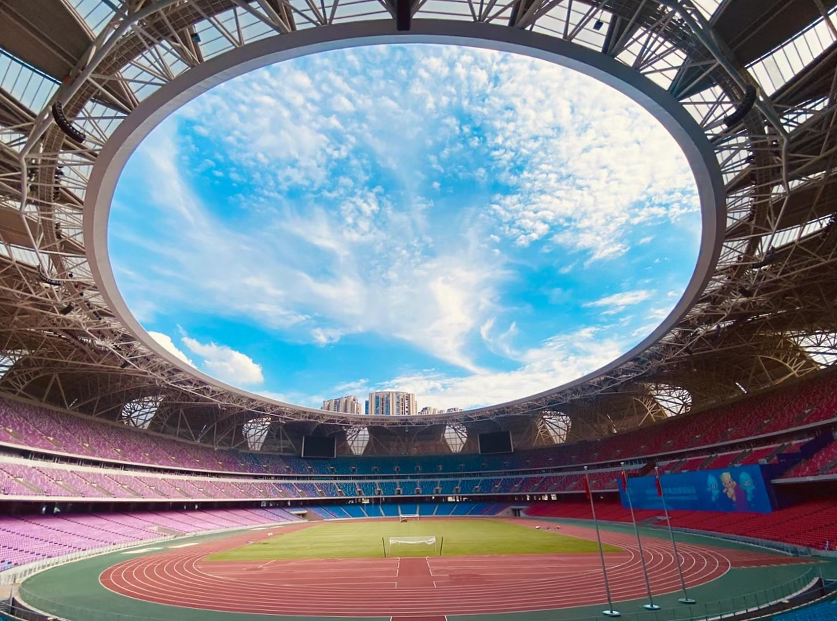 亚运fun体验# 杭州亚运会会馆的"大莲花"里面空间广阔,五颜六色的