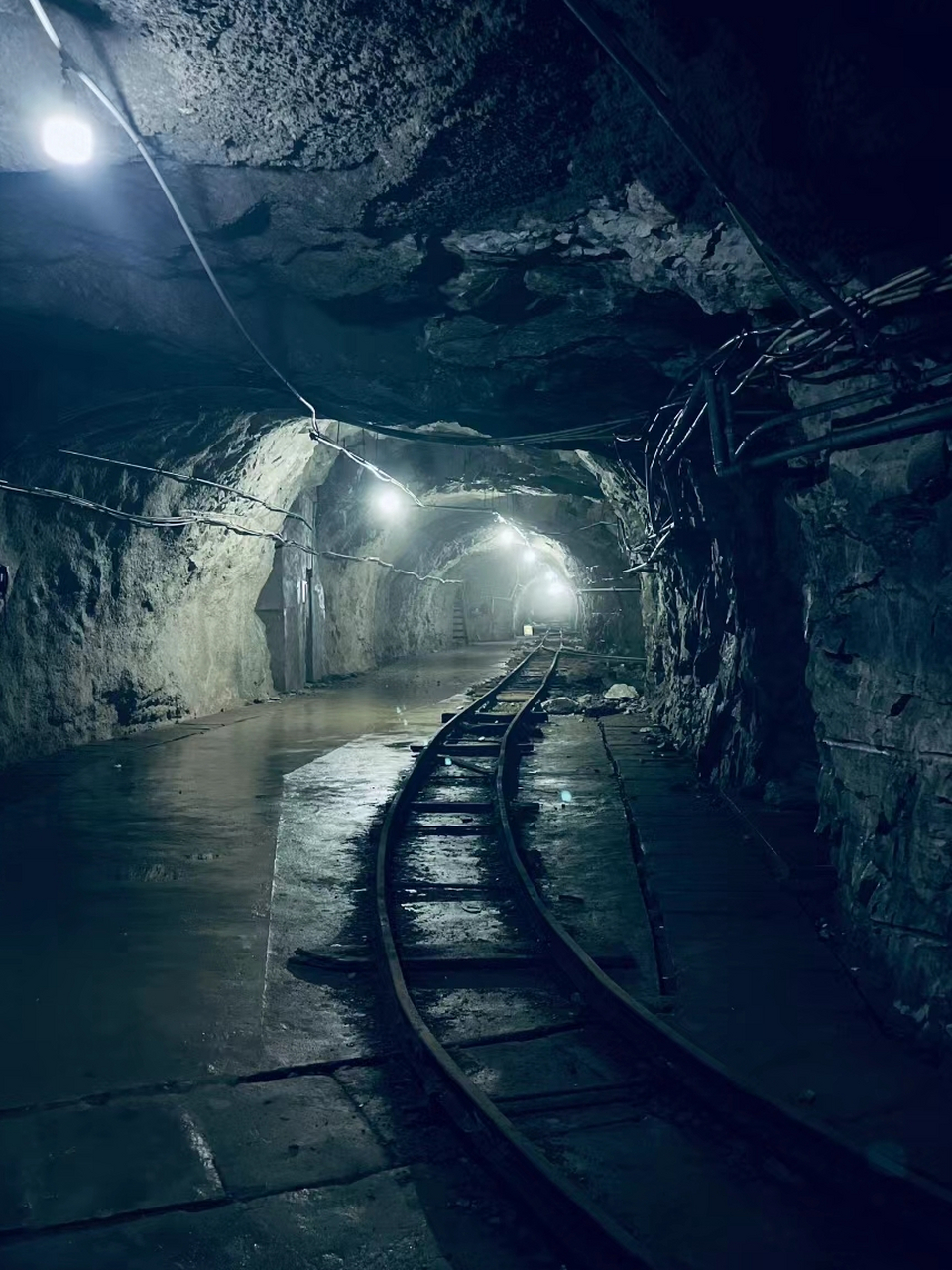 黄石旅游很惠玩# 黄石大冶铁矿～国家矿坑公园,在矿坑顶端,可以看到