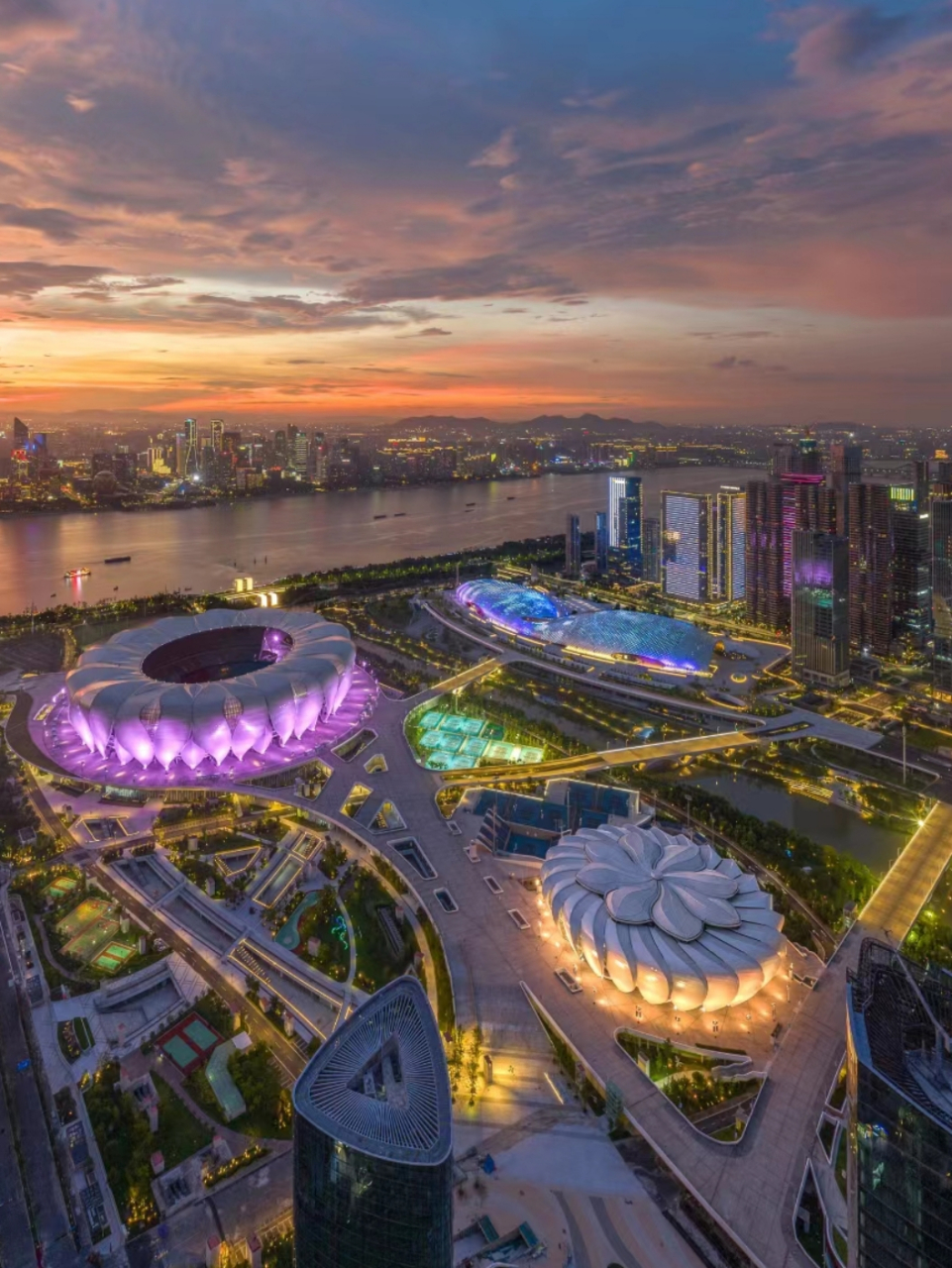 杭州奥林匹克体育中心位于杭州市钱塘江畔,是杭州市最大的体育场馆之