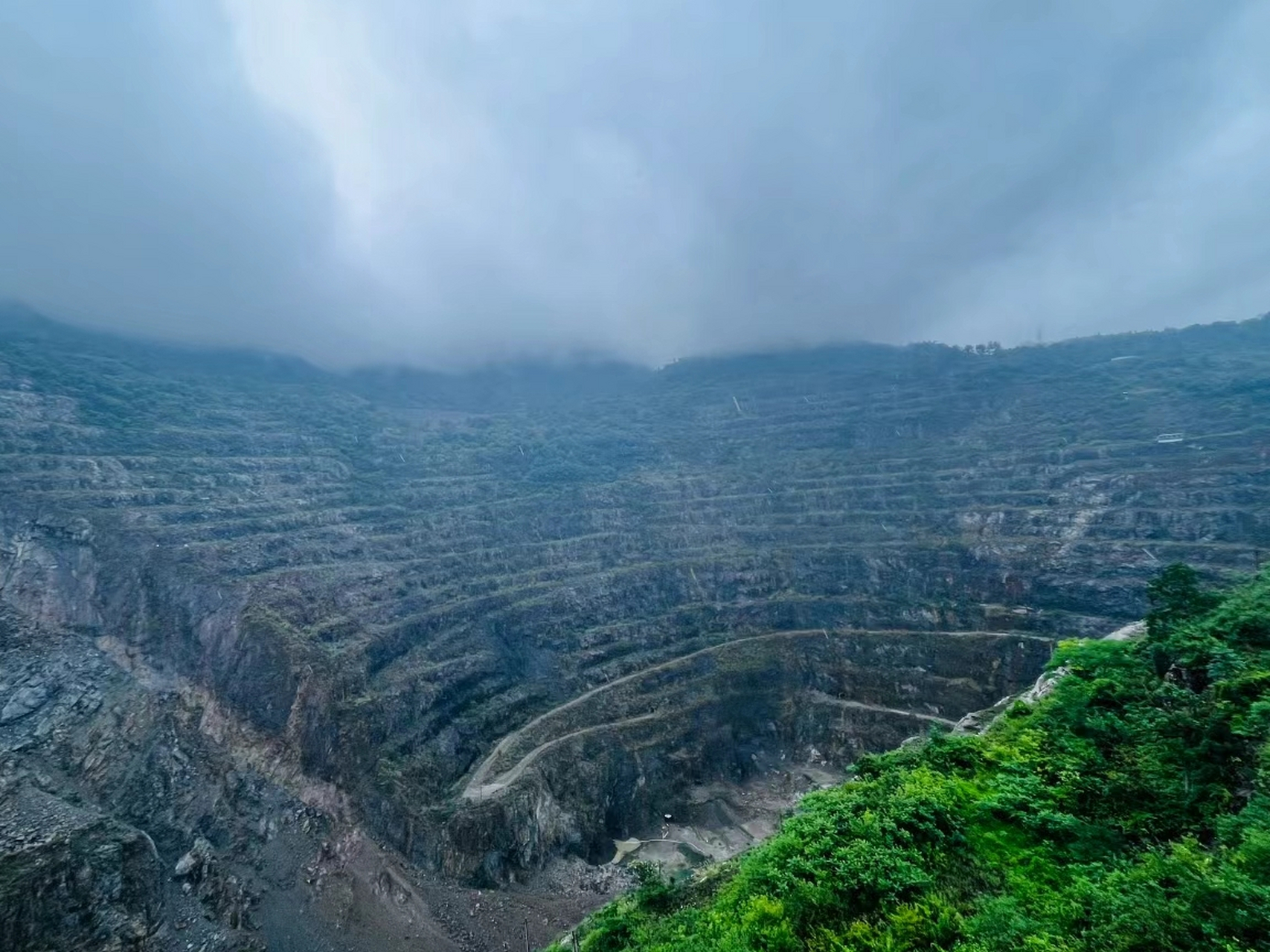 黄石旅游很惠玩# 黄石大冶铁矿～国家矿坑公园,在矿坑顶端,可以看到