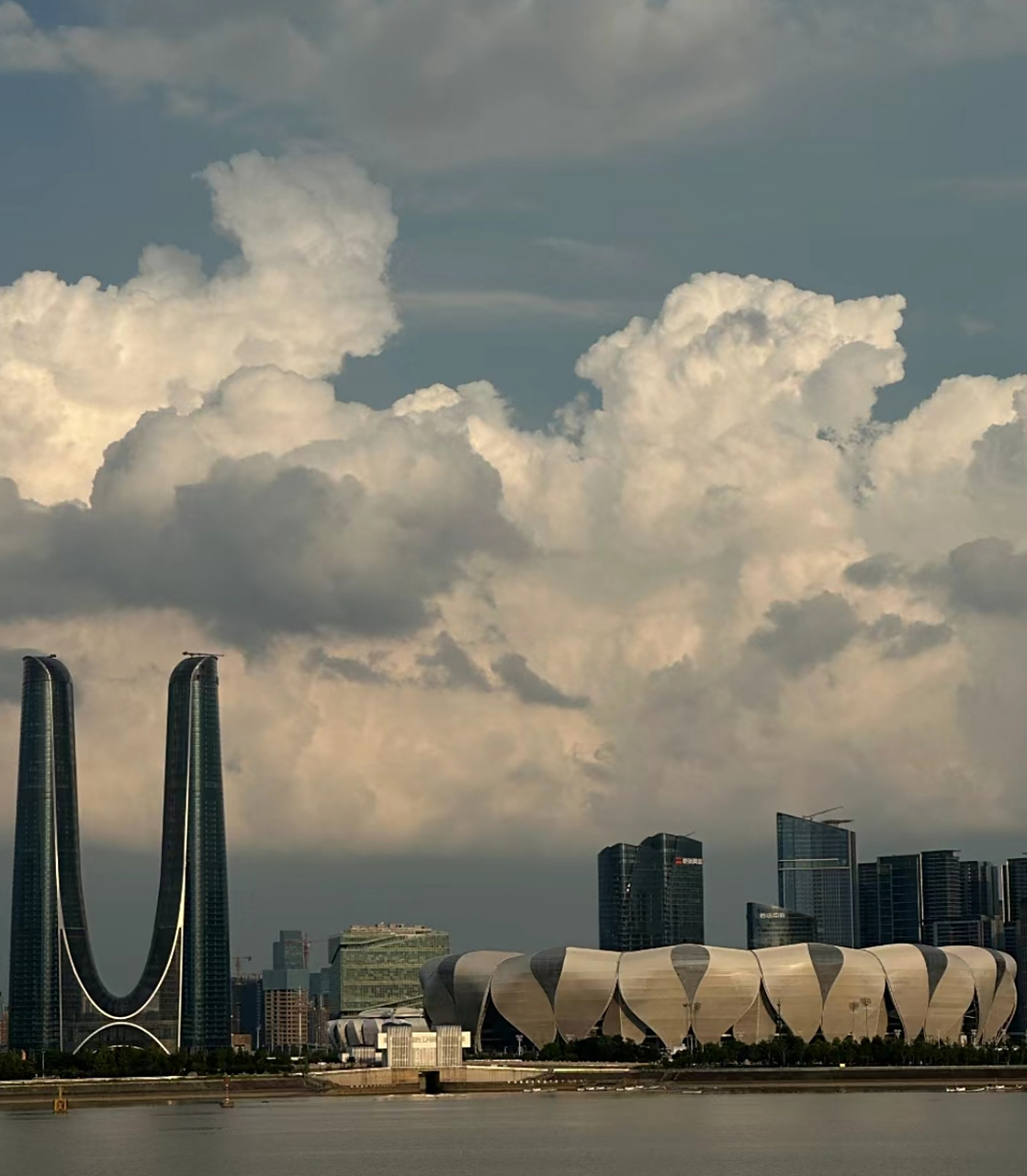 亚运fun体验# 盛夏中的杭州"大莲花"盛开,云彩轻盈飘逸.