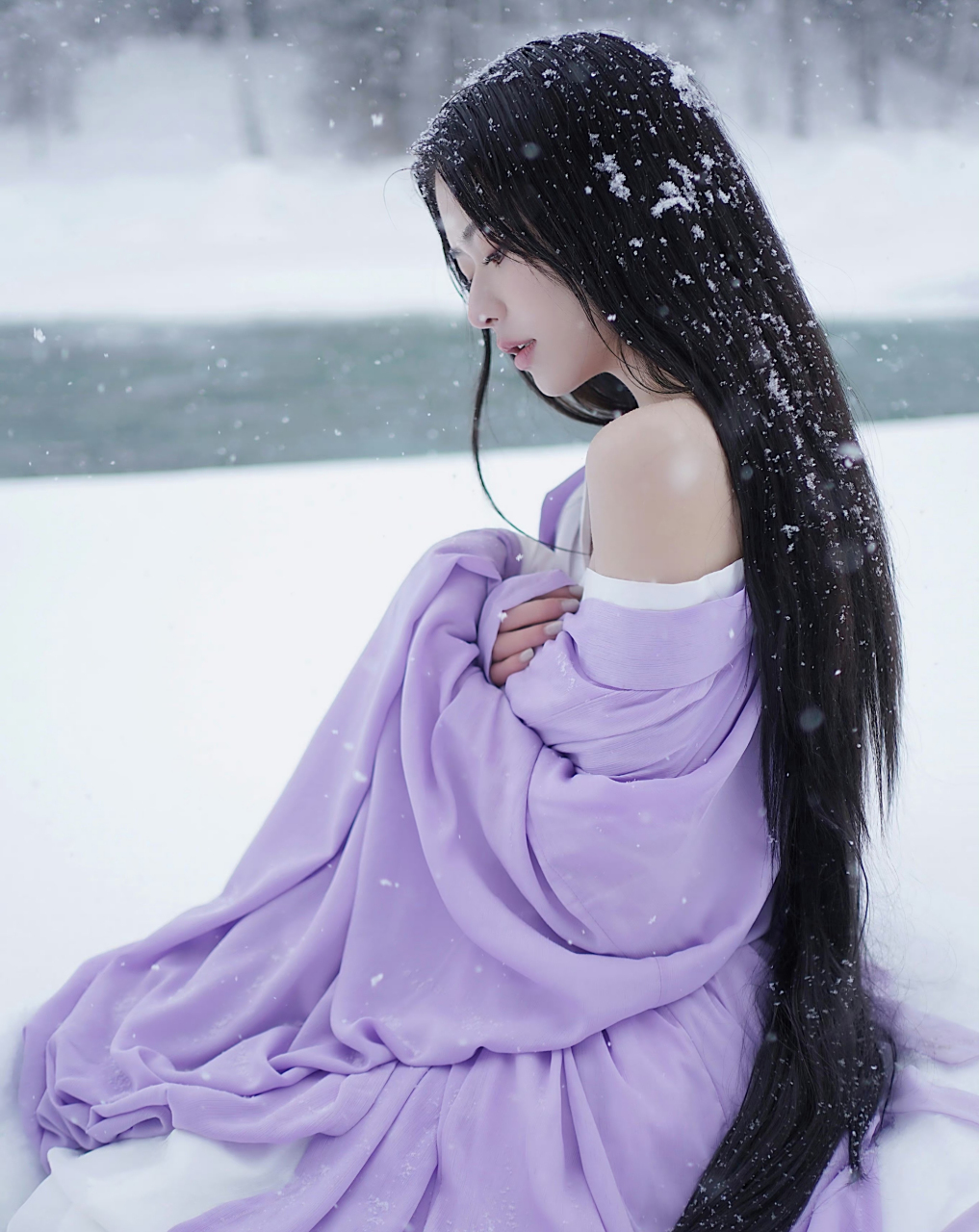 雪中独立,紫衣飘飘, 如梦如幻,宛若仙境.