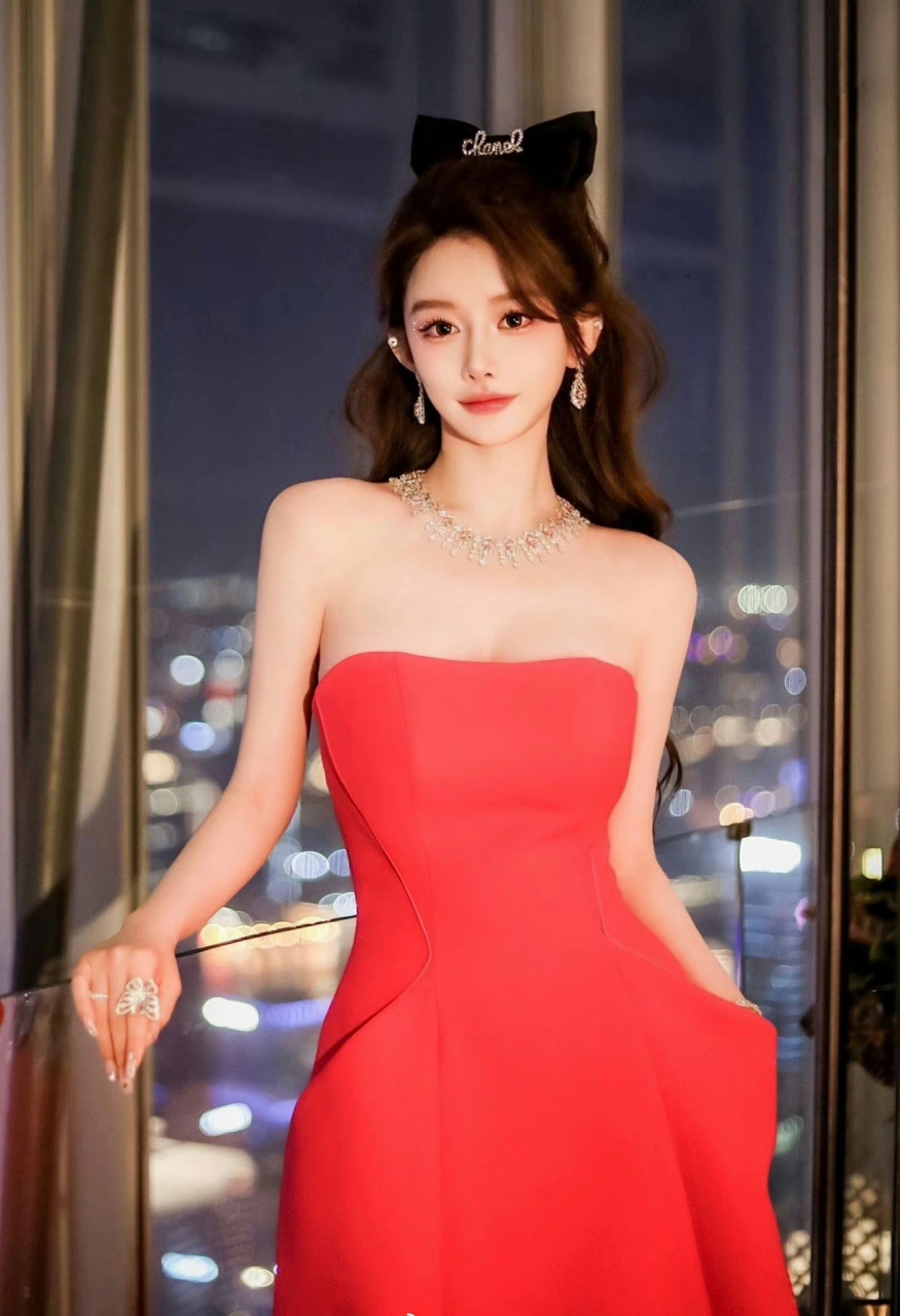 过生日就要穿的喜庆一点!  周麟嘉大美女可以驾驭各种造型.