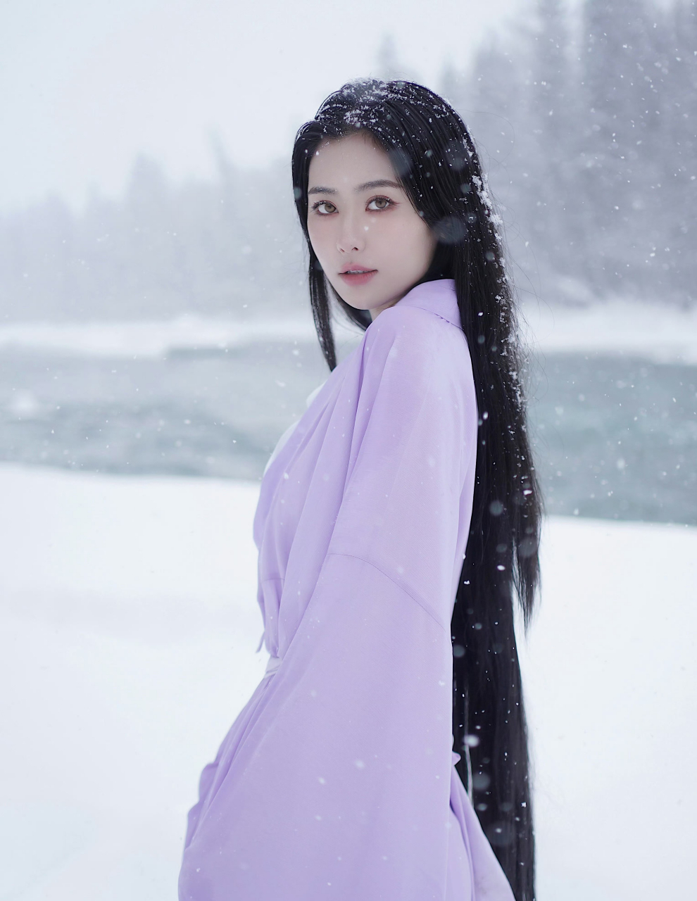 雪中独立,紫衣飘飘, 如梦如幻,宛若仙境.