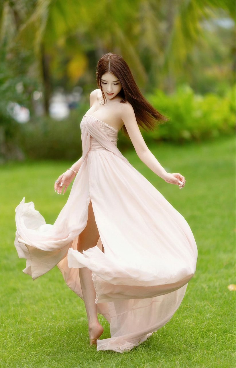 这组写真拍的很美,背景虚化,突出人像!