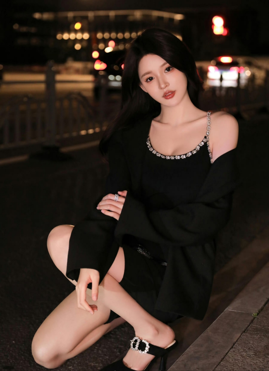 笑容迷人的小姐姐!  肤白貌美大长腿!  黑丝吊带裙优雅且神秘!