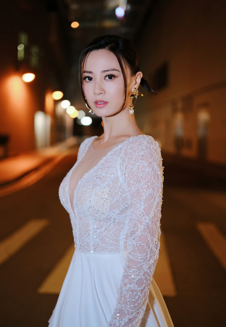 朱晨丽! 2011港姐冠军.  这身衣服完美展示了好身材!
