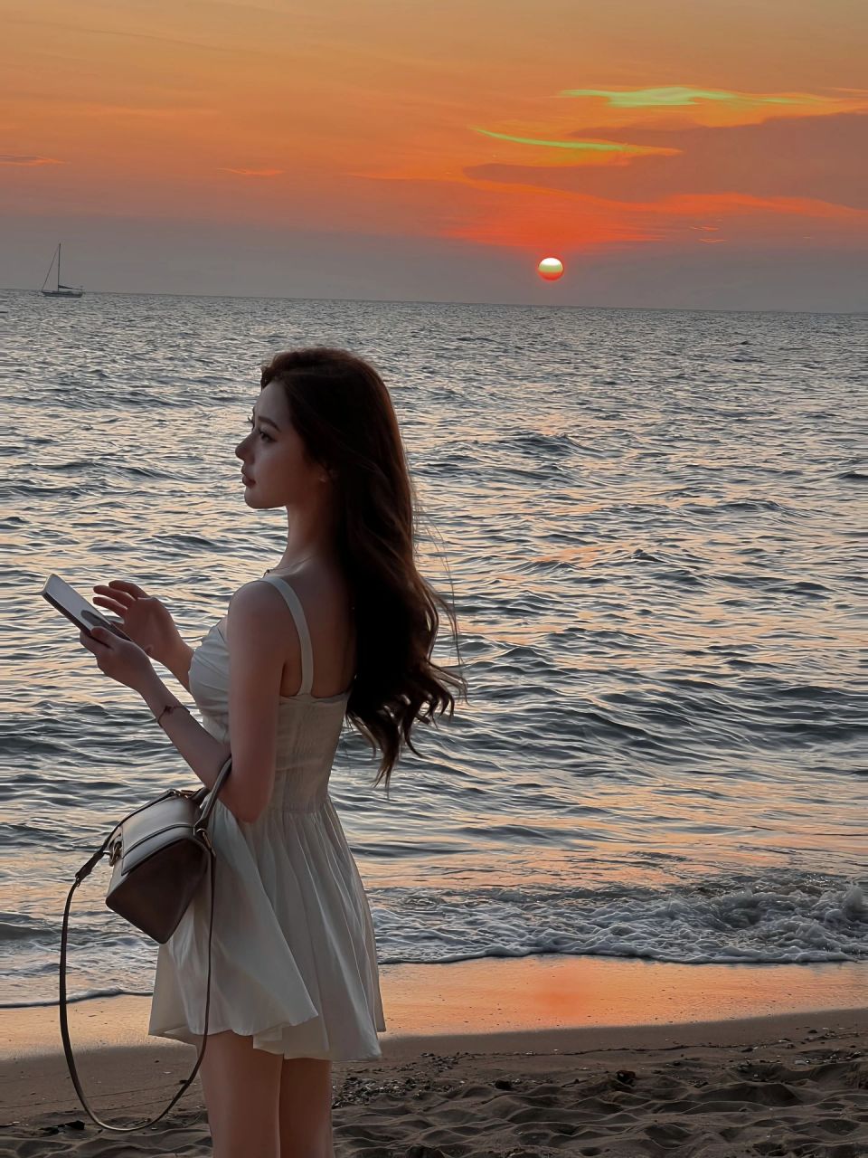 落日余晖美景!这个侧颜这个背影搭配这幅海边落日图,简直美极了!