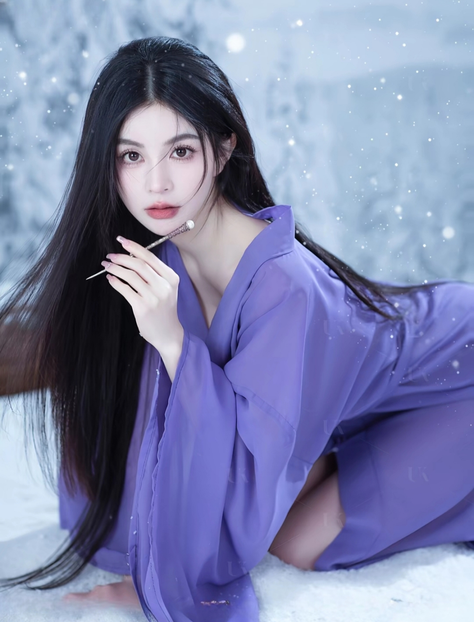 在白雪皑皑的大地与无垠的天空之间,一位紫衣女子.