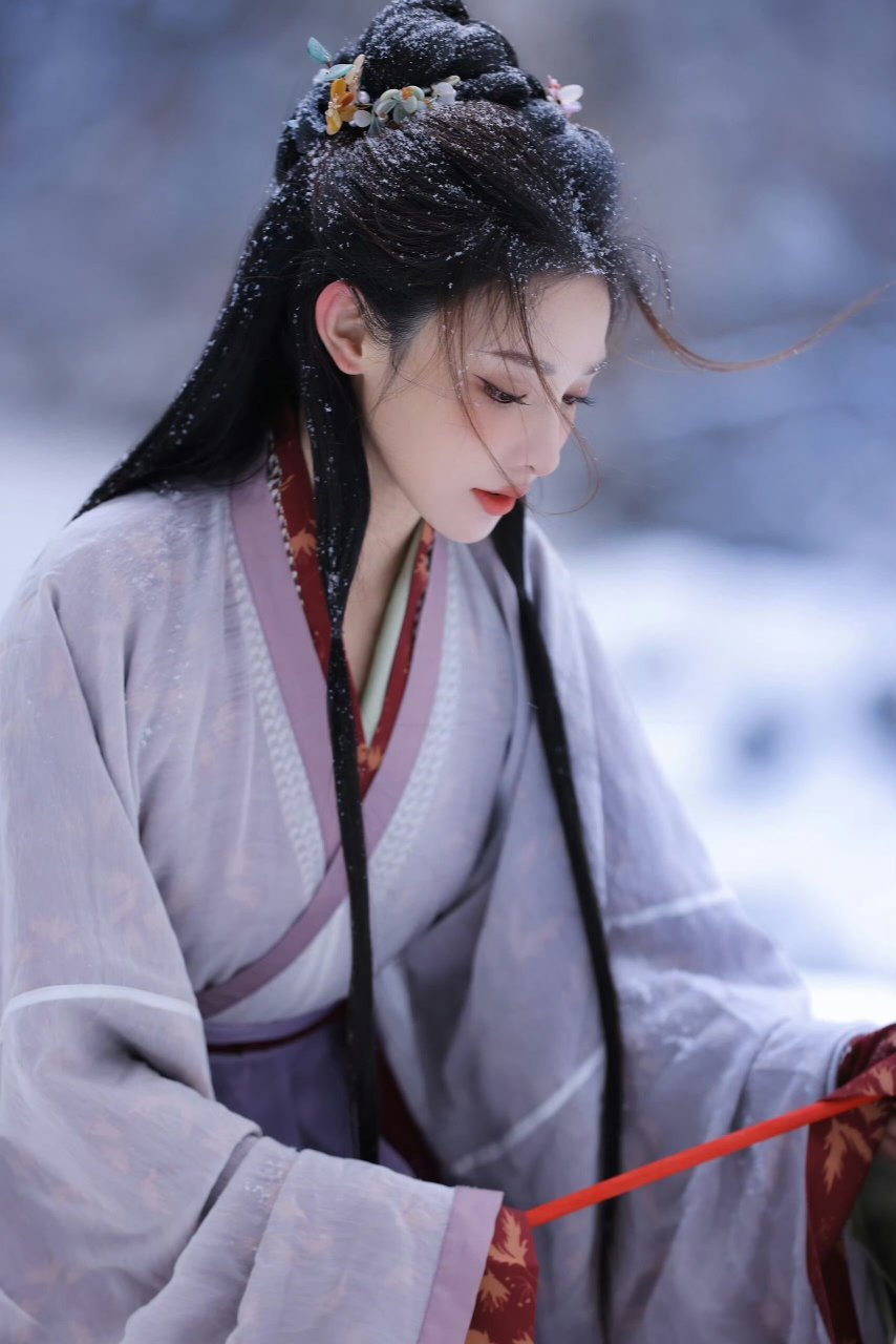 雪中倩影,古装红唇.这女子,如画中仙,与雪共舞.眼神明亮,心事重重.