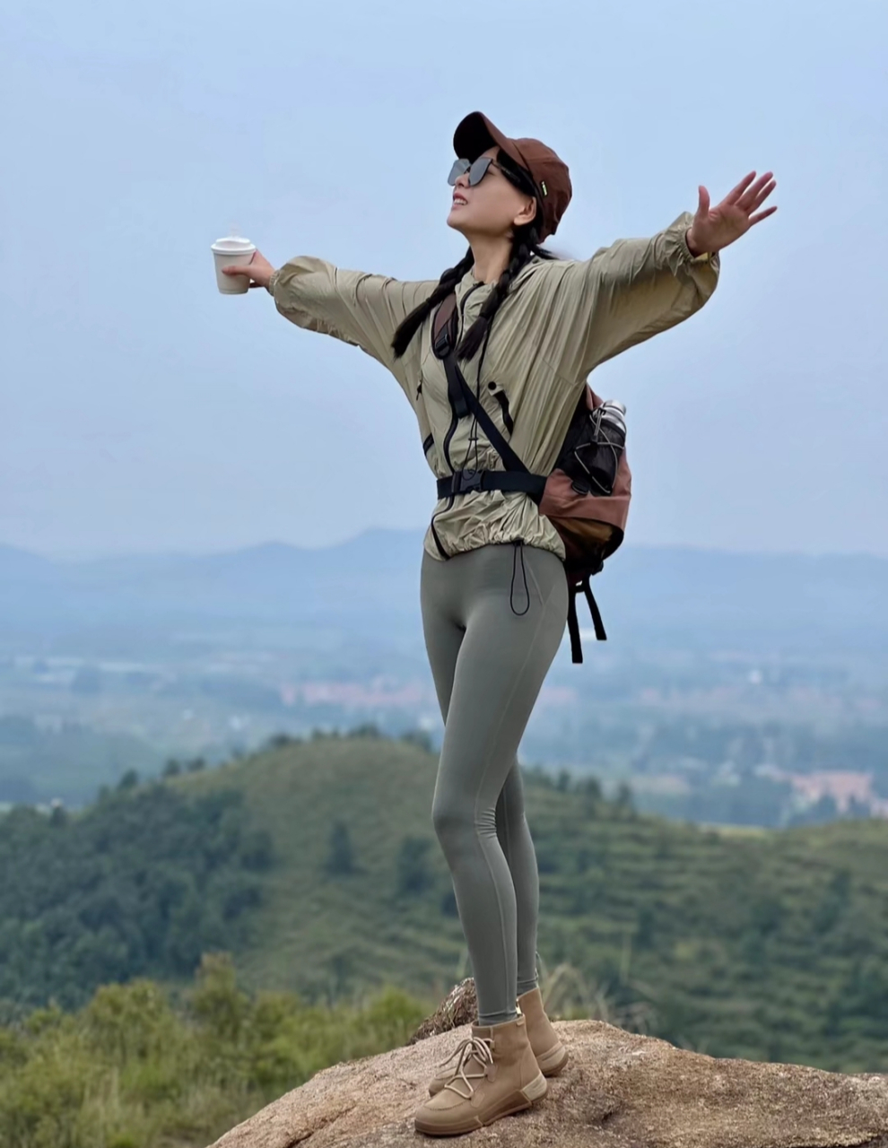 在山顶上,张开双臂,拥抱大自然.风轻拂过脸颊,阳光洒在身上.