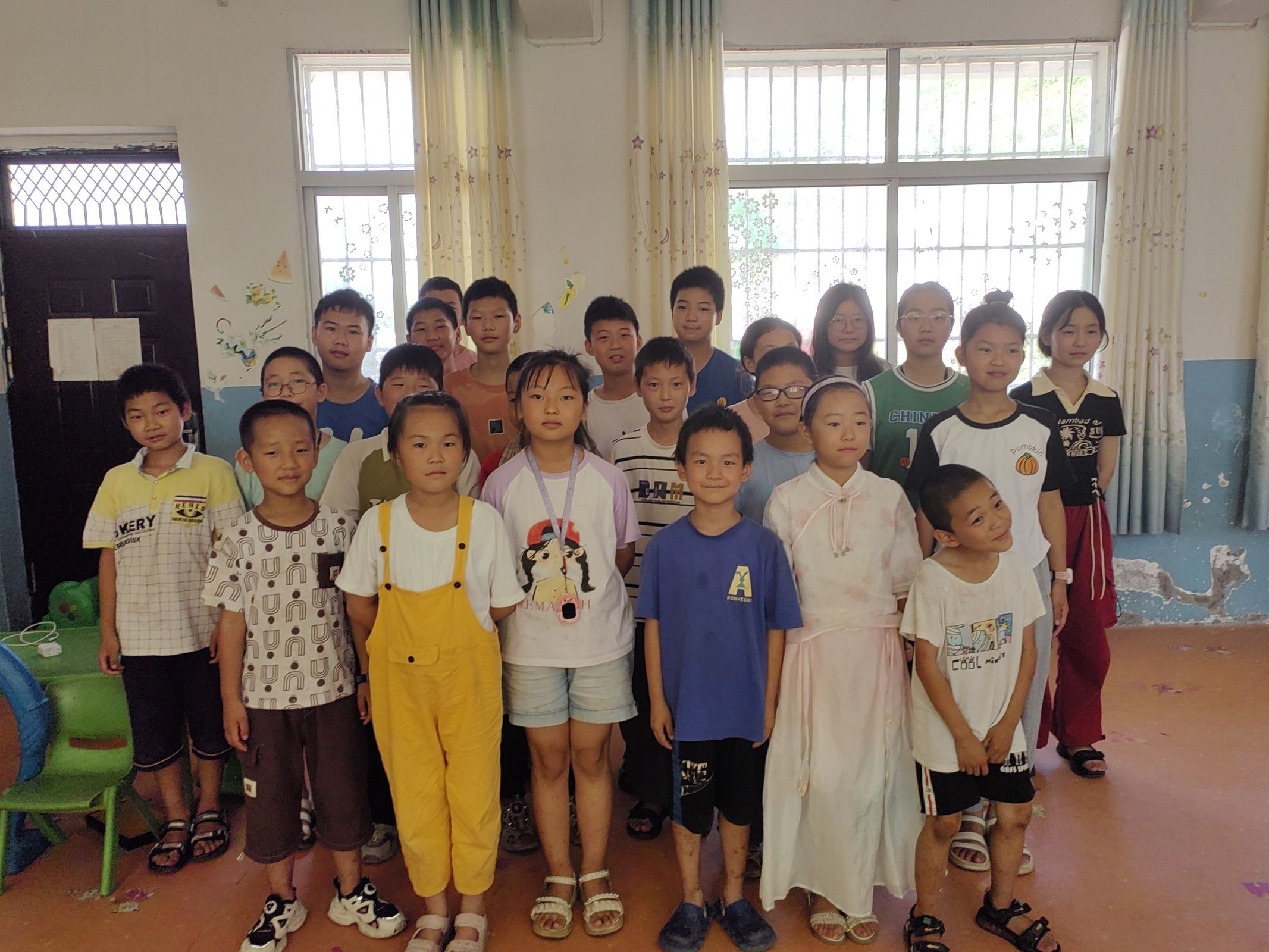 待地想回家与亲人朋友团聚;另一方面,我又舍不得离开这些可爱的孩子们