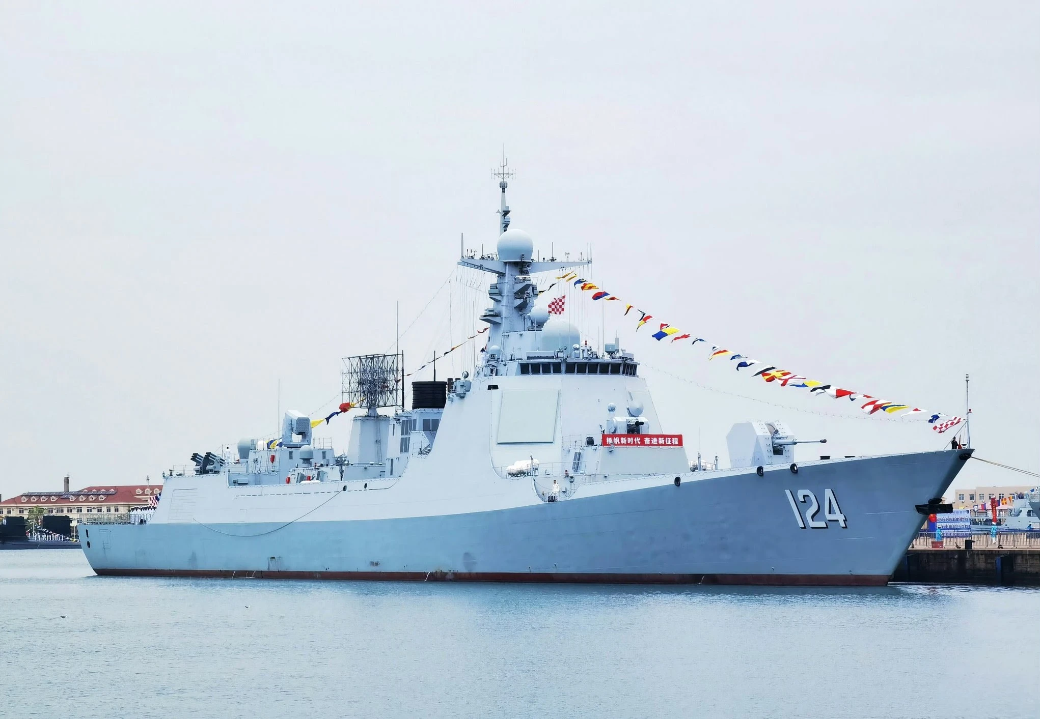 国产052dl型新驱"开封"舰,隶属于北部战区海军,舷号124,满载排水量约