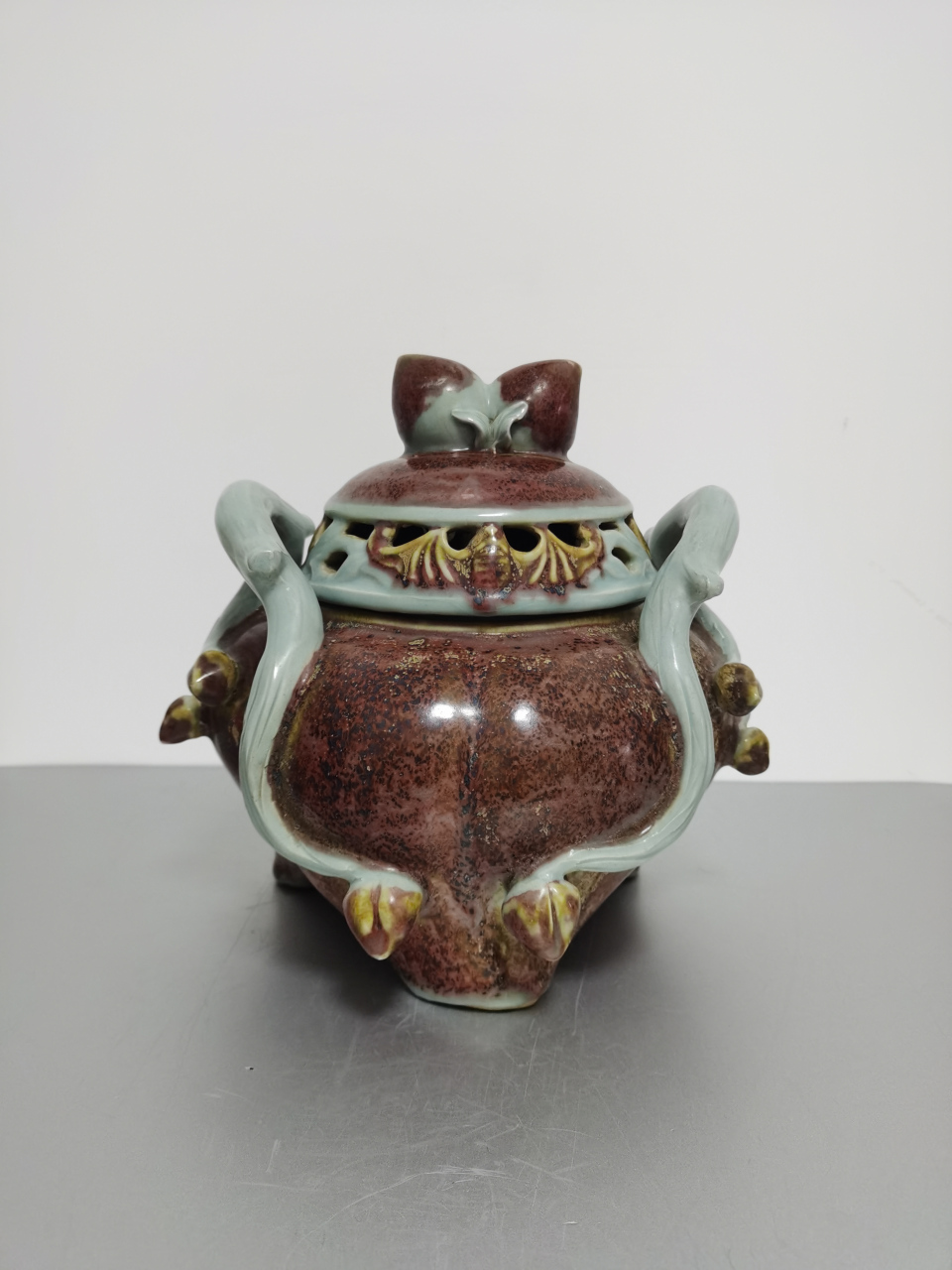 釉里红堆塑福禄寿喜枢府釉双耳三足香炉61元代 高26厘米,直径25厘米